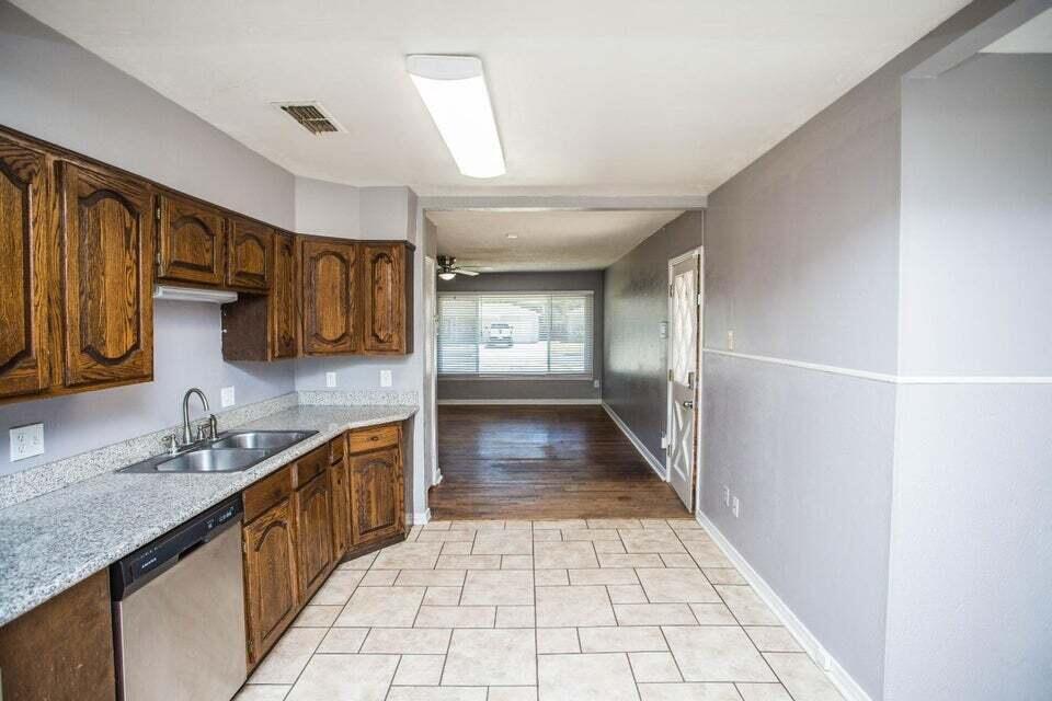 2516 42nd Street Property Photo 9