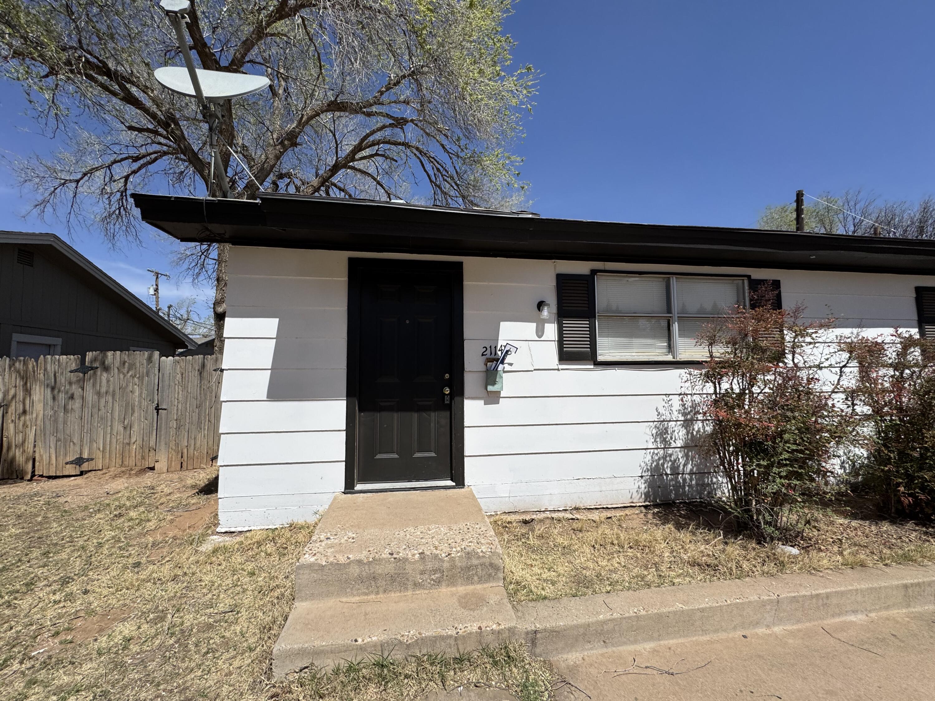 2114 40th Street, B Property Photo 1