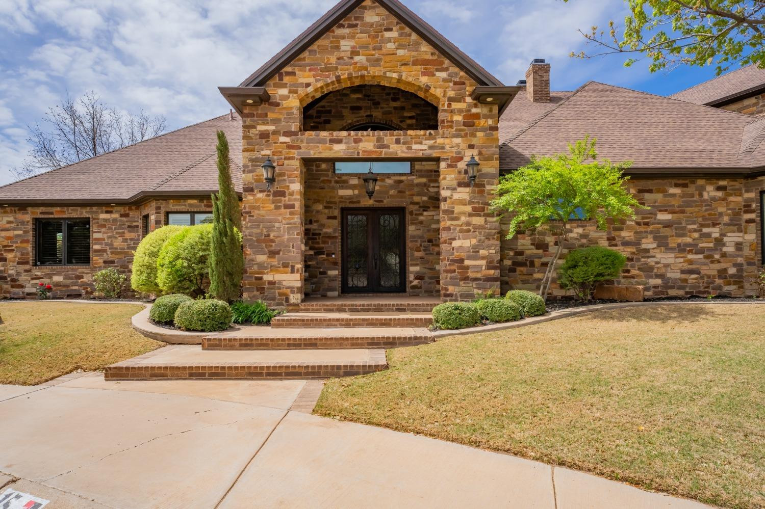 15 Whisperwood Circle Property Photo 2