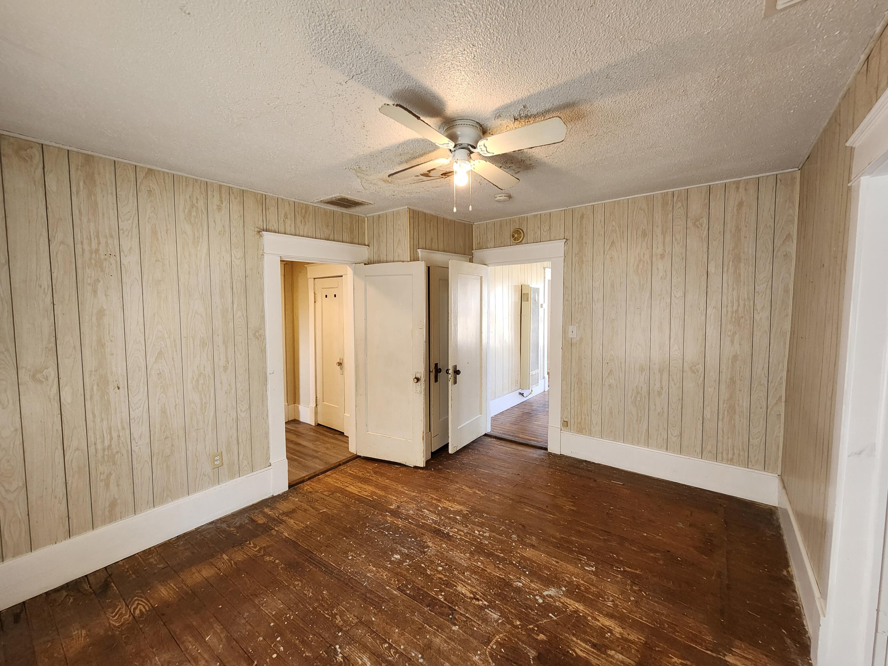 911 Ave. E Street Property Photo 3