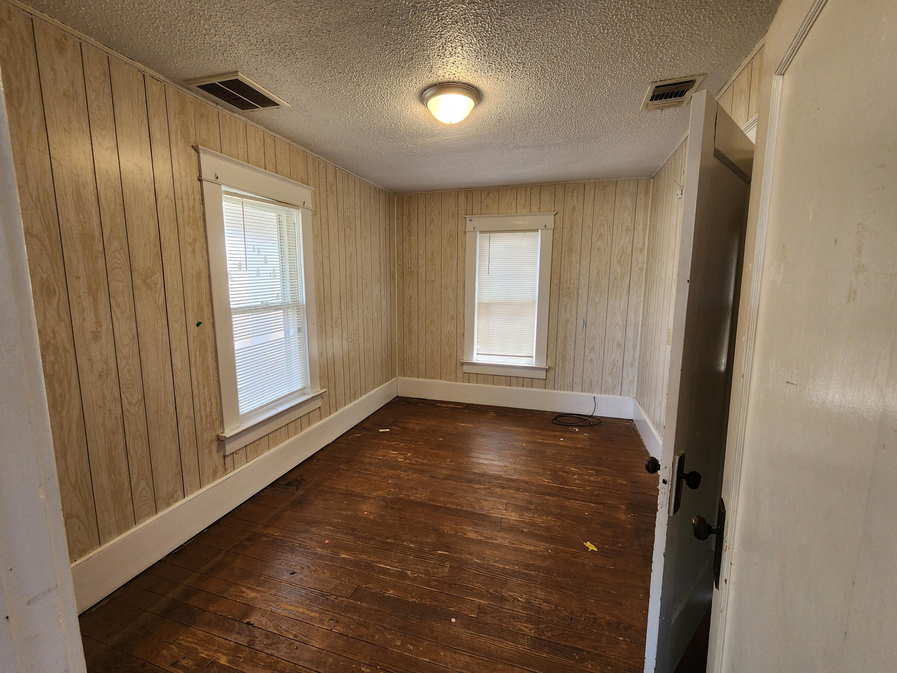 911 Ave. E Street Property Photo 4