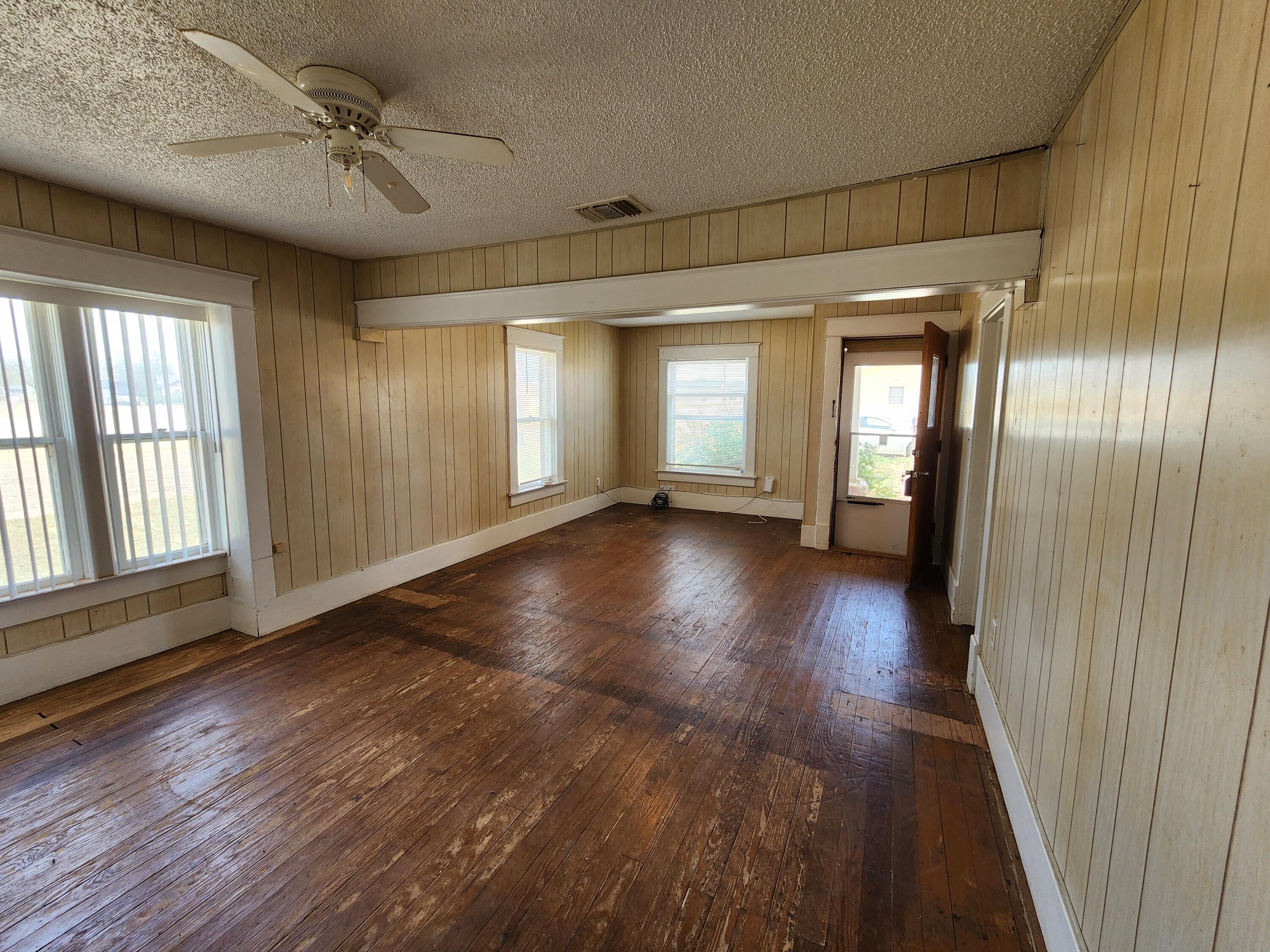 911 Ave. E Street Property Photo 13