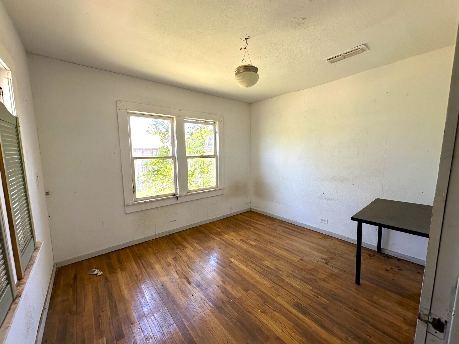 314 E 3rd Street Property Photo 5