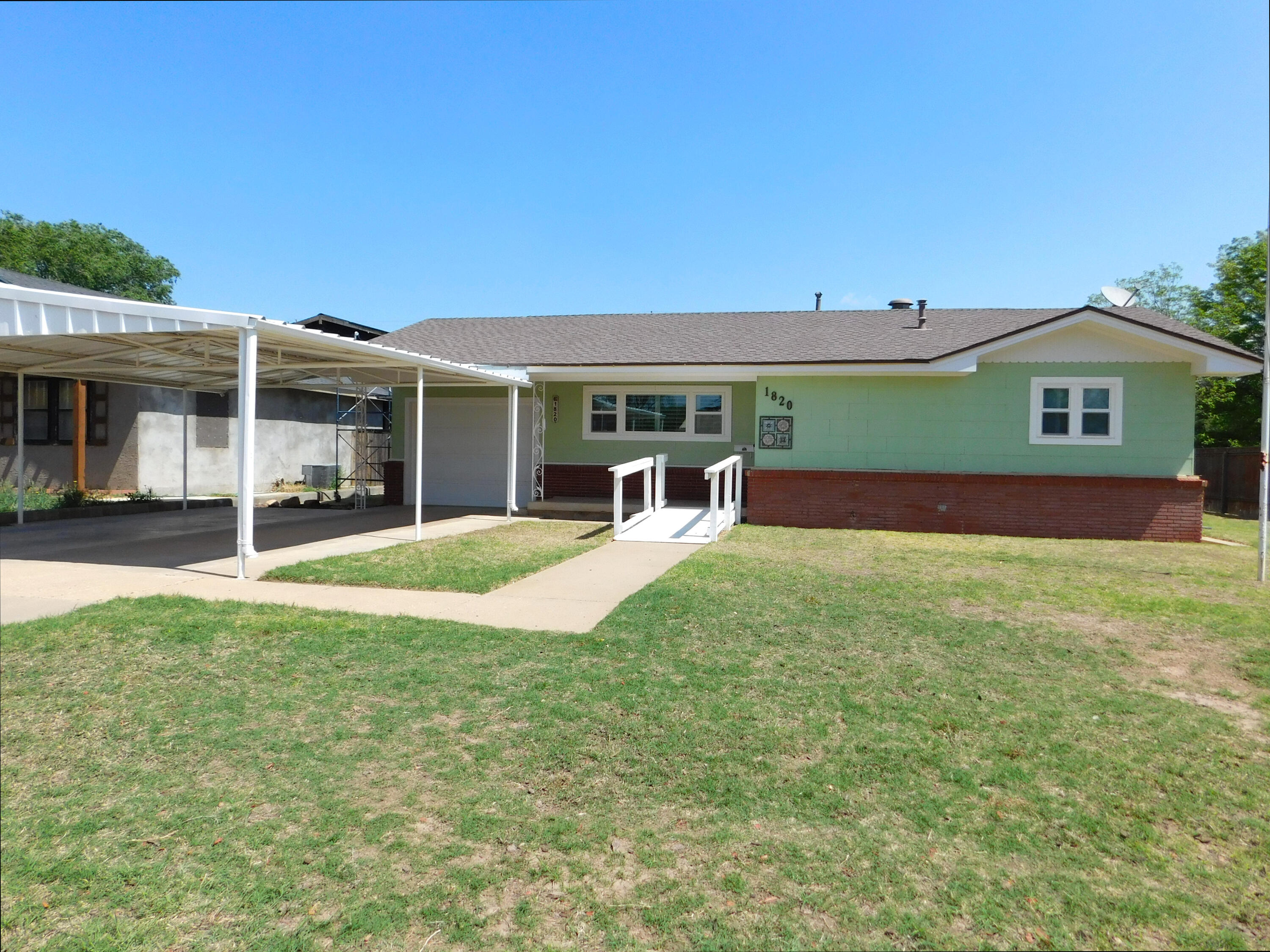1820 W Ave B Property Photo 1