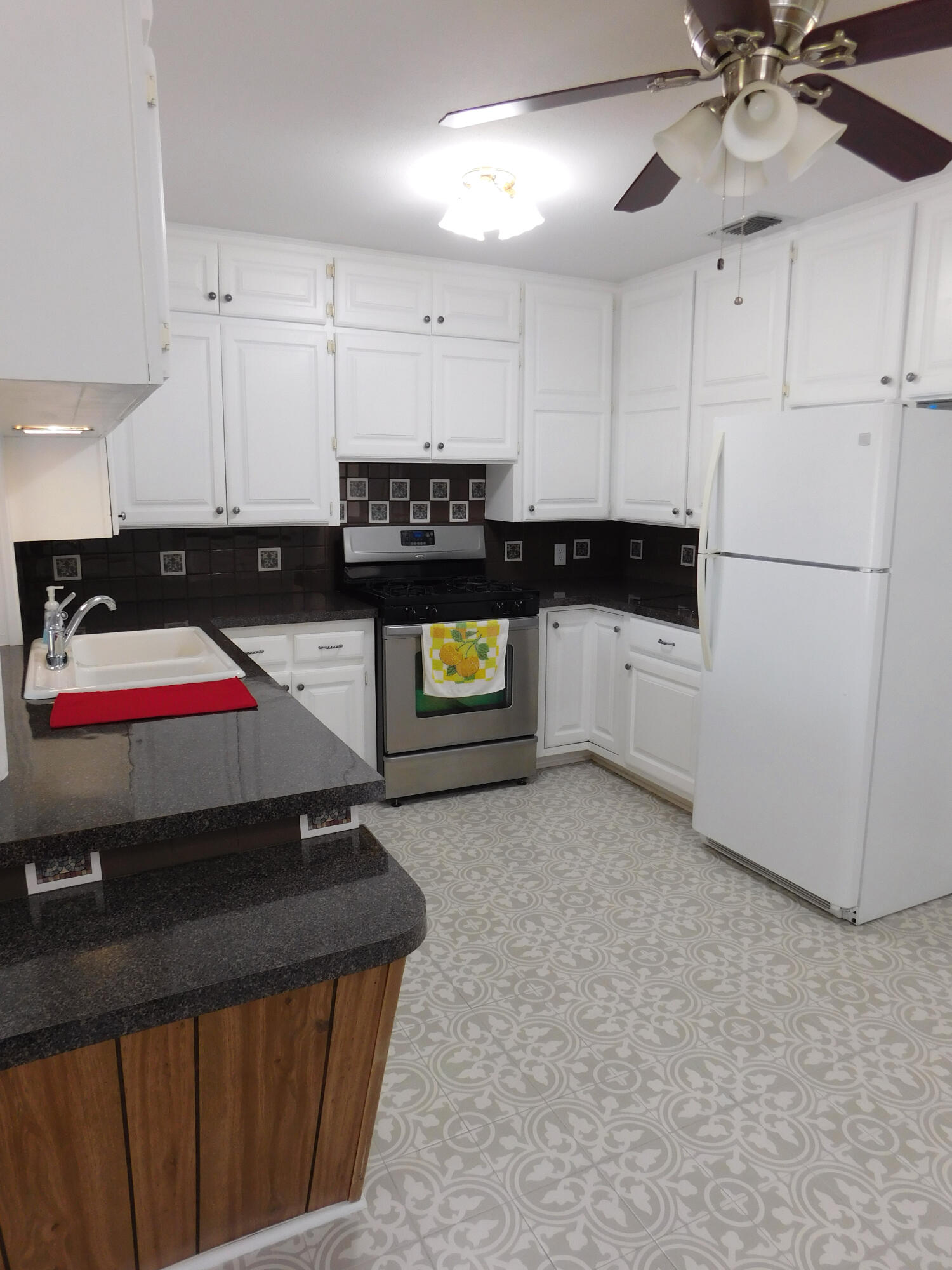 1820 W Ave B Property Photo 3