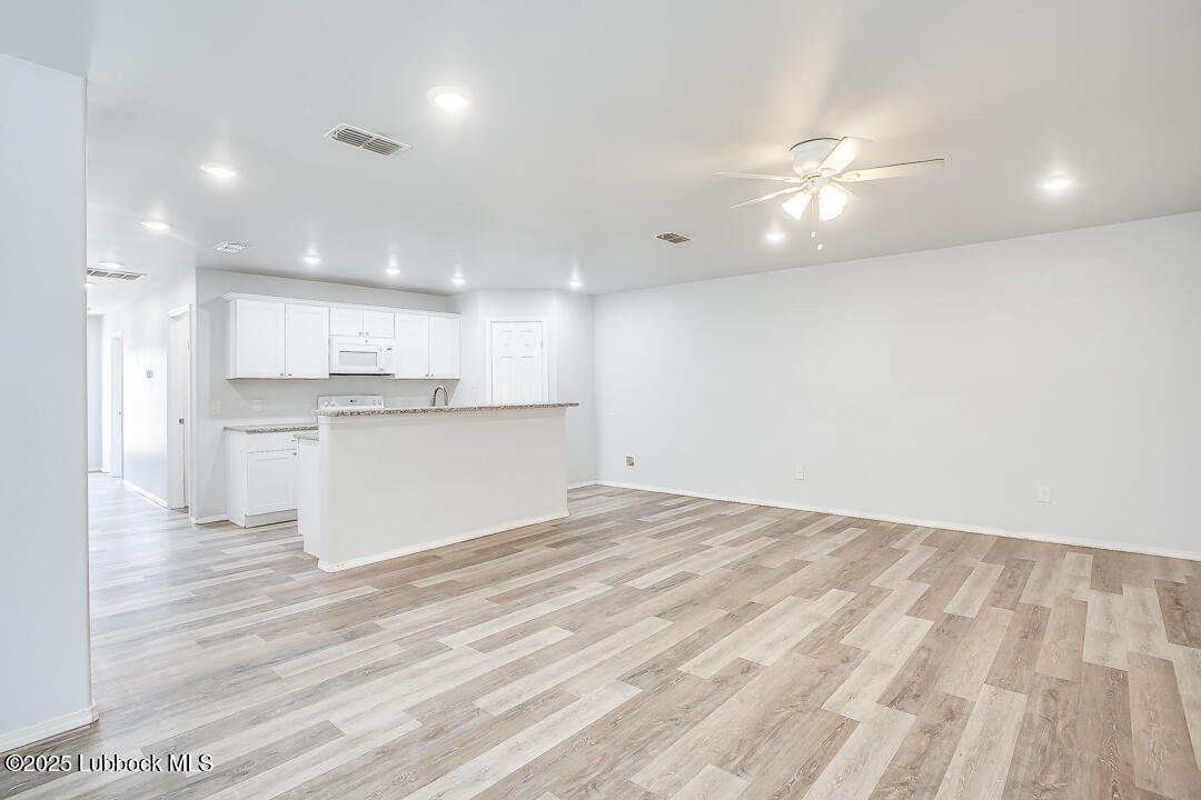 5514 Jarvis Street Property Photo 6