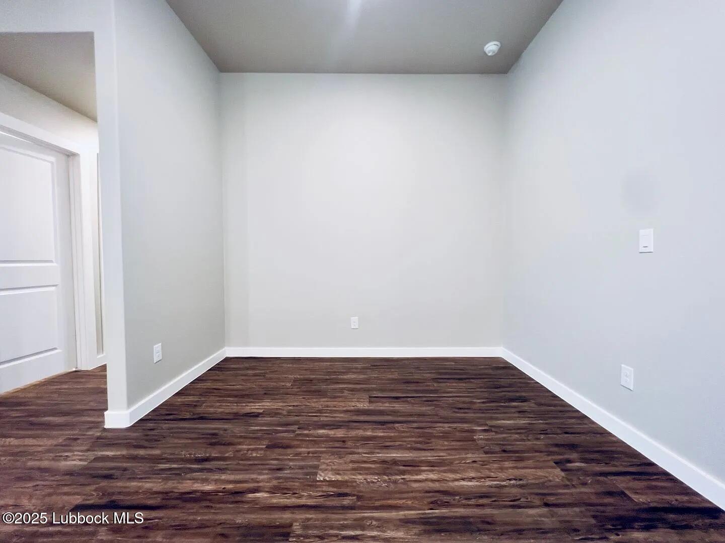 2016 Kenwood Avenue Property Photo 4
