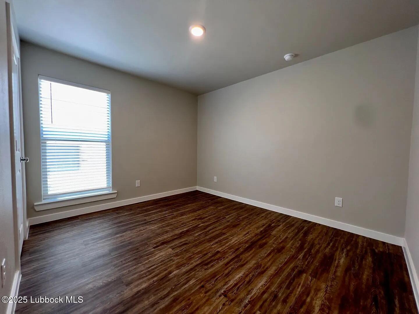 2016 Kenwood Avenue Property Photo 7