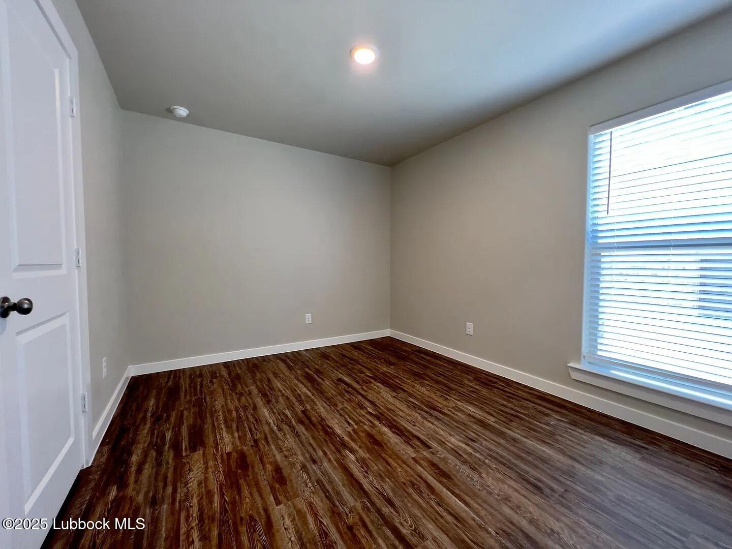 2016 Kenwood Avenue Property Photo 8