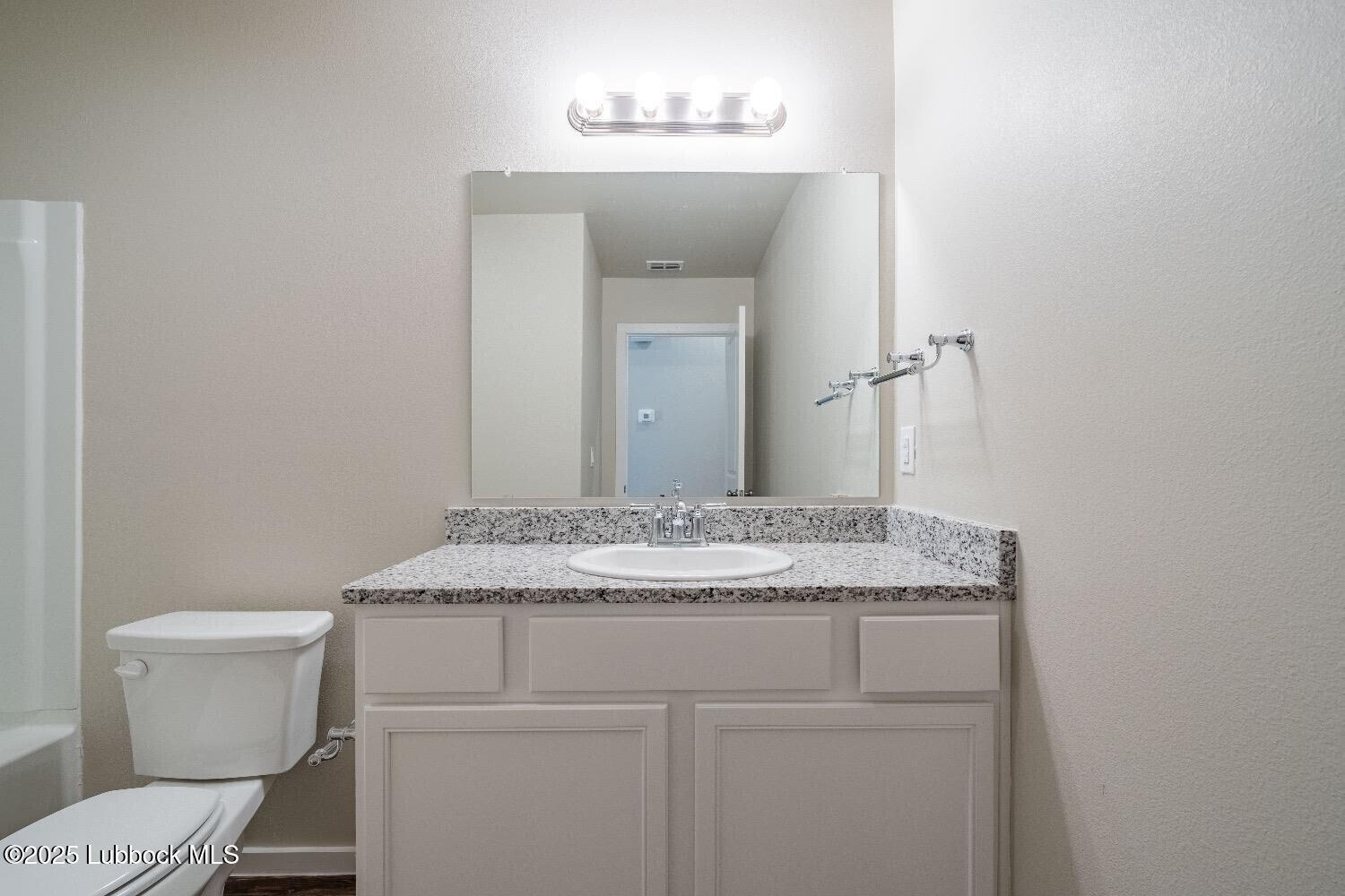 2119 N Avenue K Property Photo 9