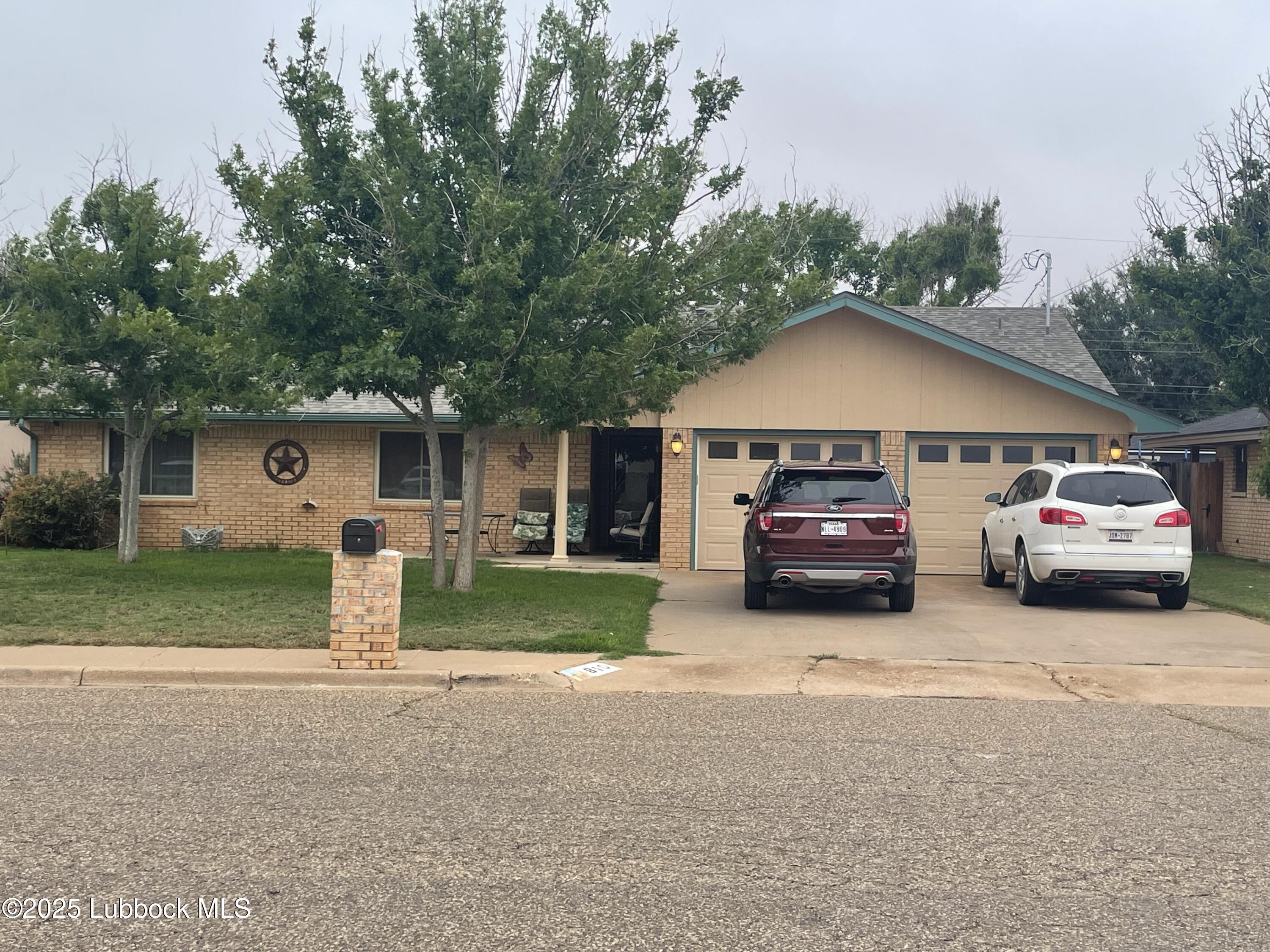 810 N Sherman Avenue Property Photo 1