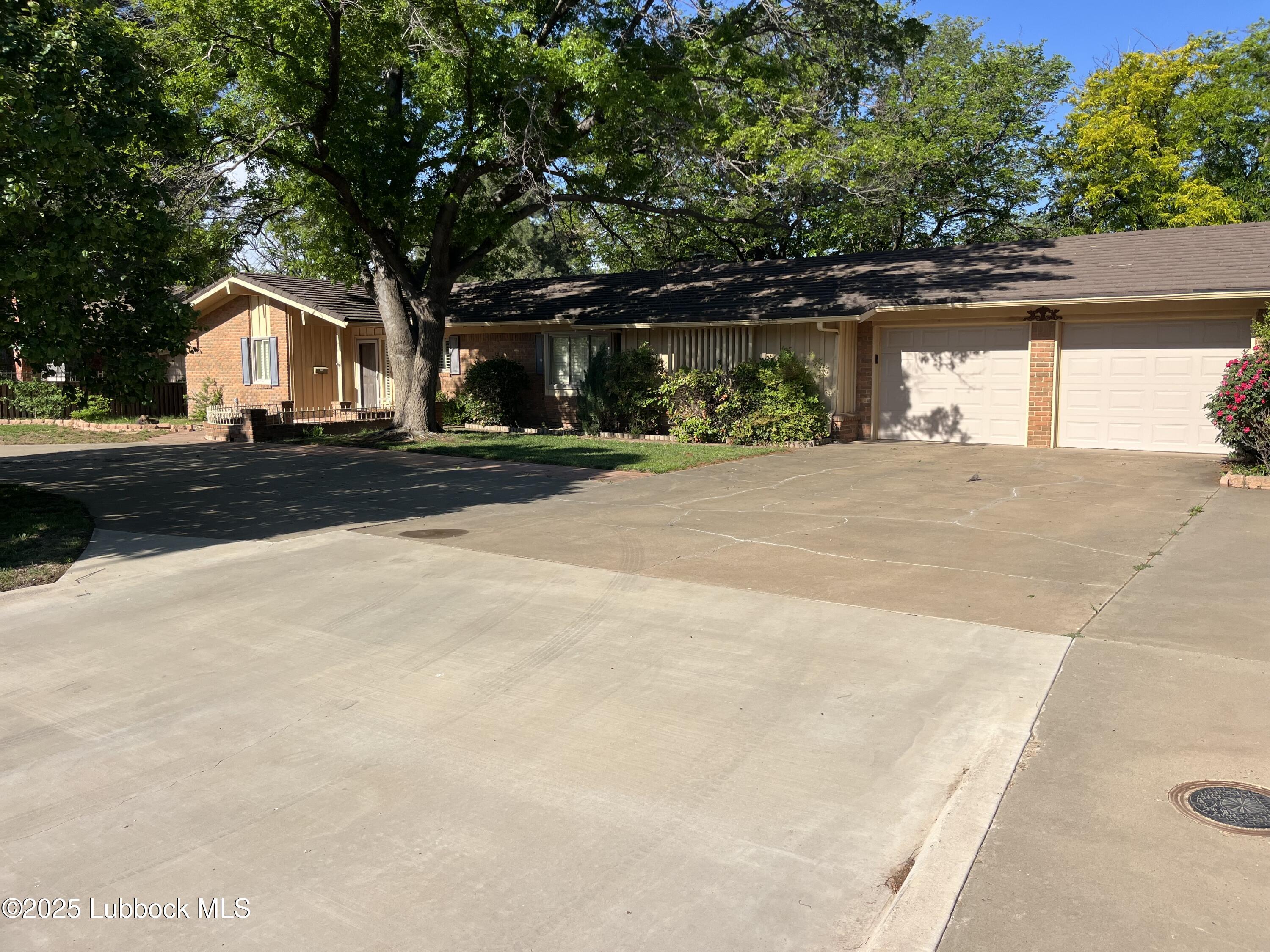1105 Holliday Property Photo 1