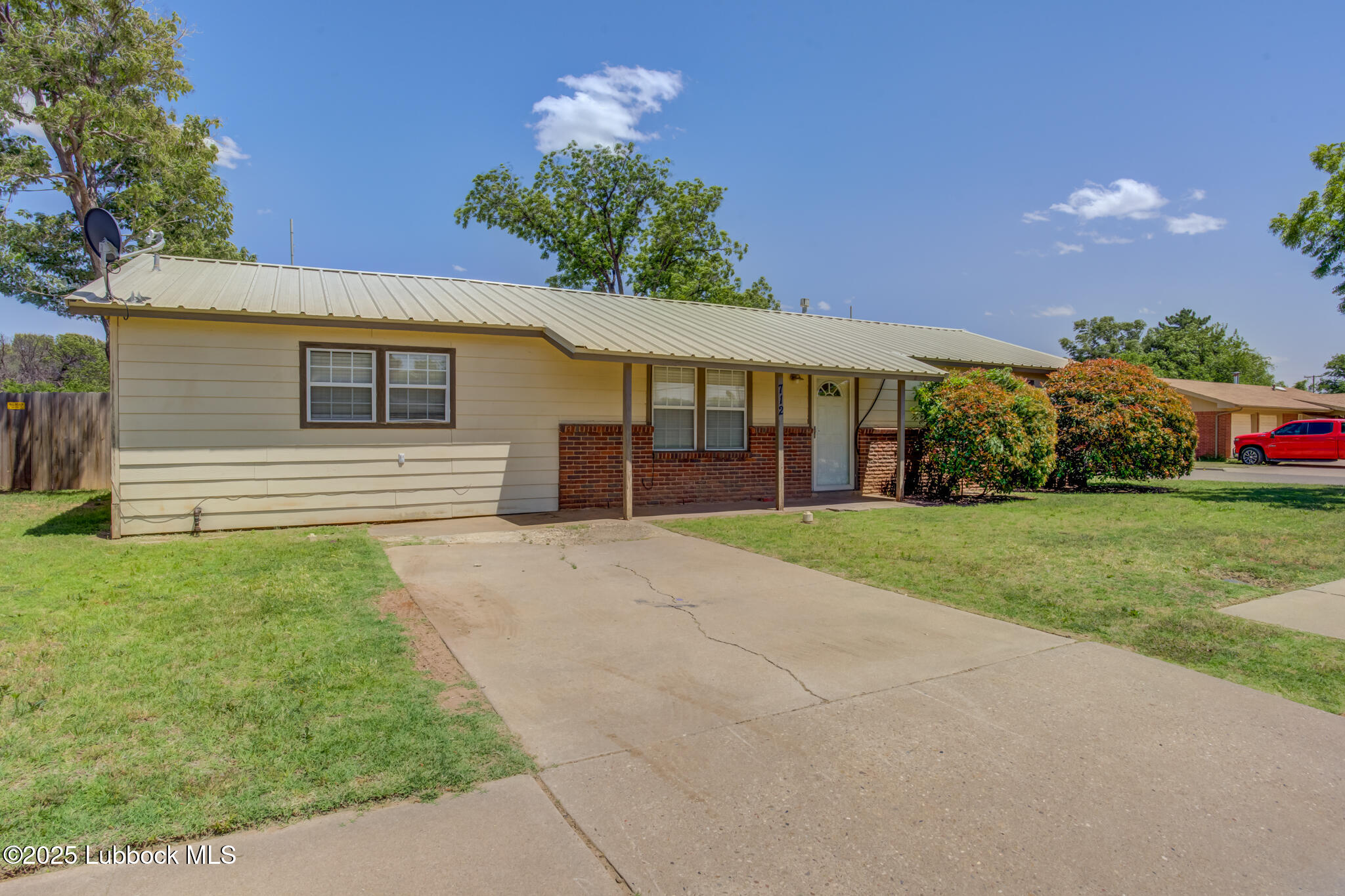 712 Hickory Street Property Photo 2