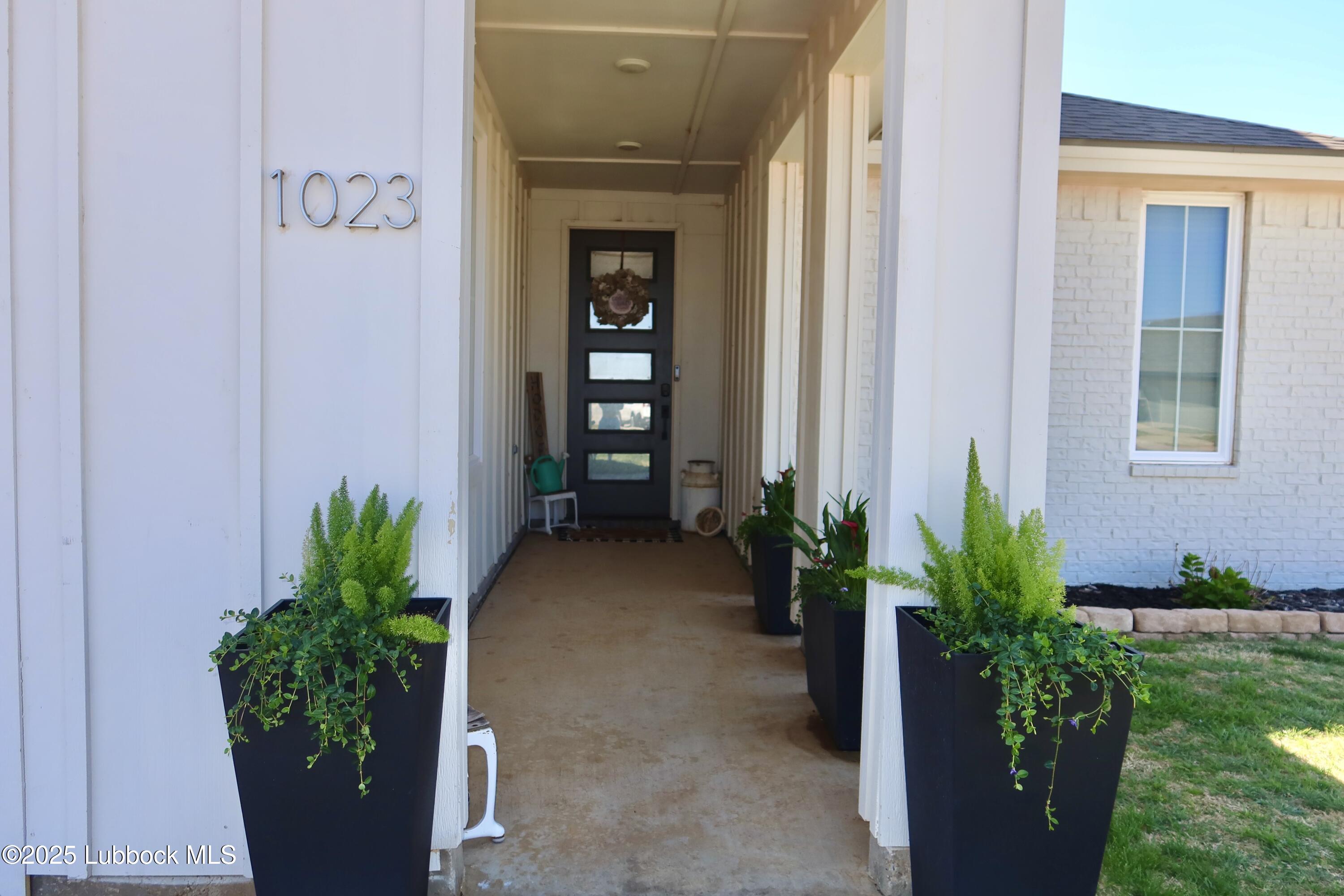 1023 N Fulton Avenue Property Photo 3