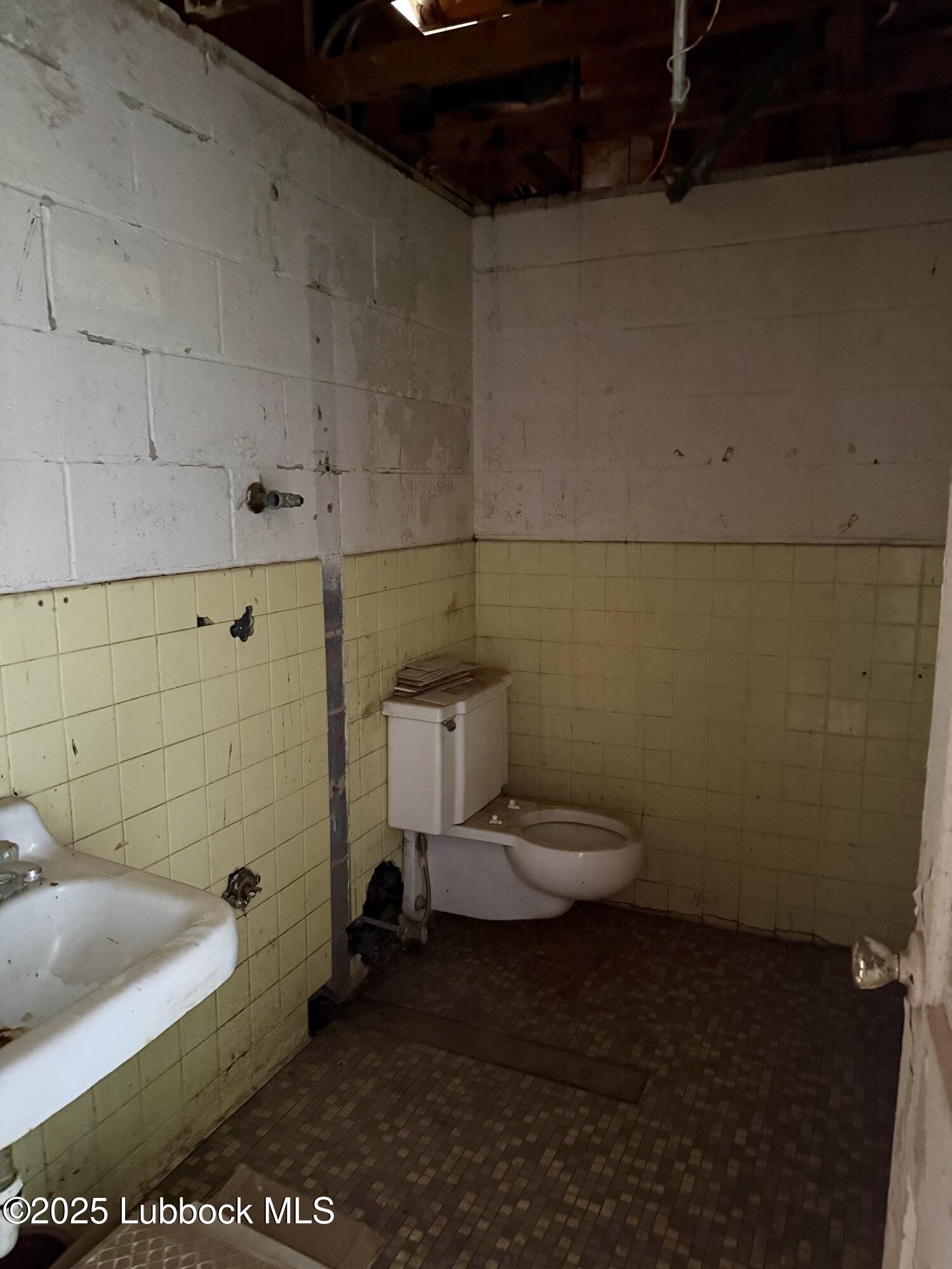3303 Idalou Road Property Photo 5