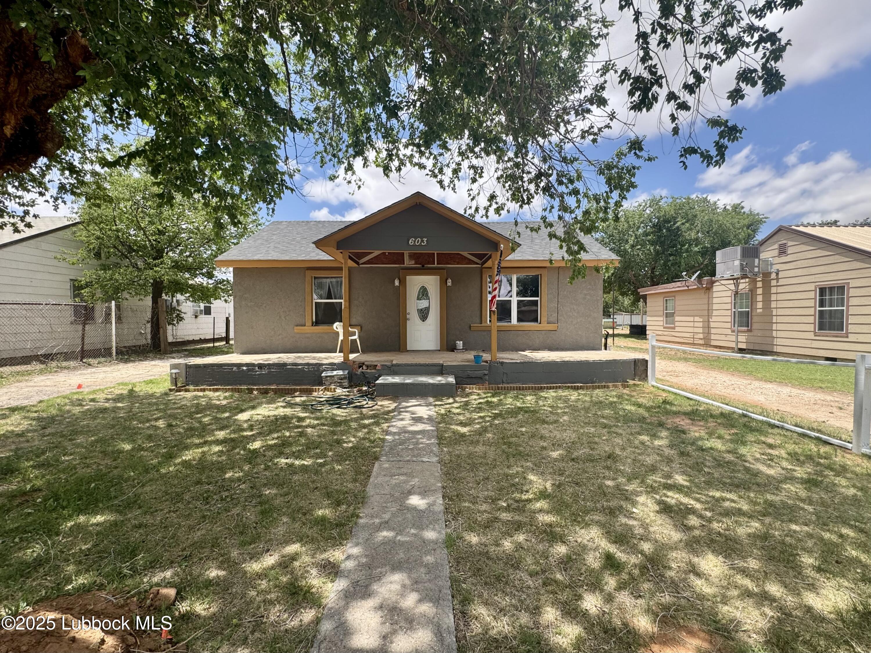 603 N Ave D Property Photo 1