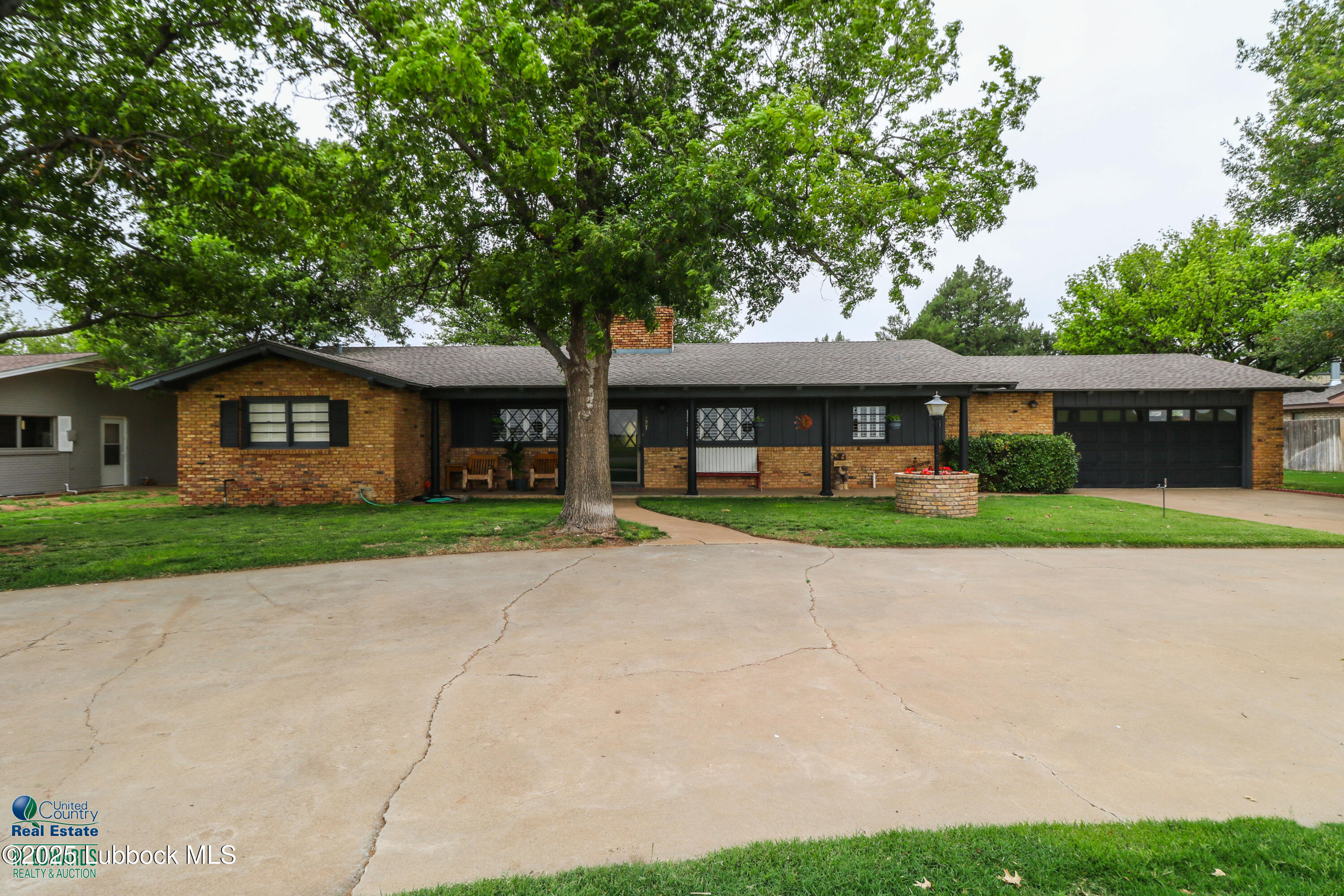 827 N Amherst Road Property Photo 1