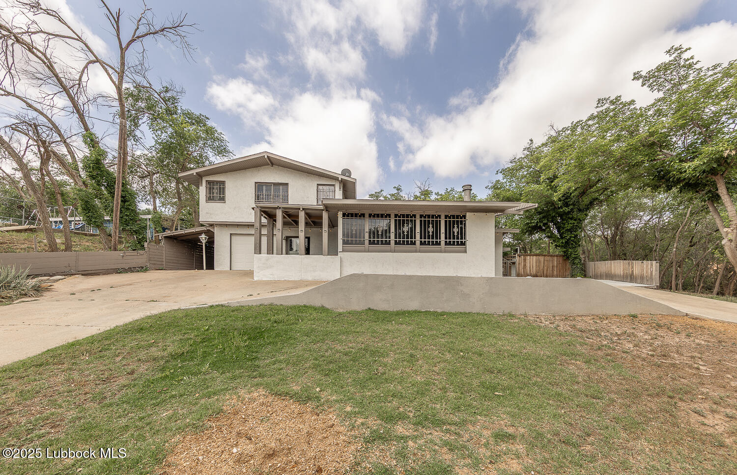 585 Comanche Drive Property Photo 1