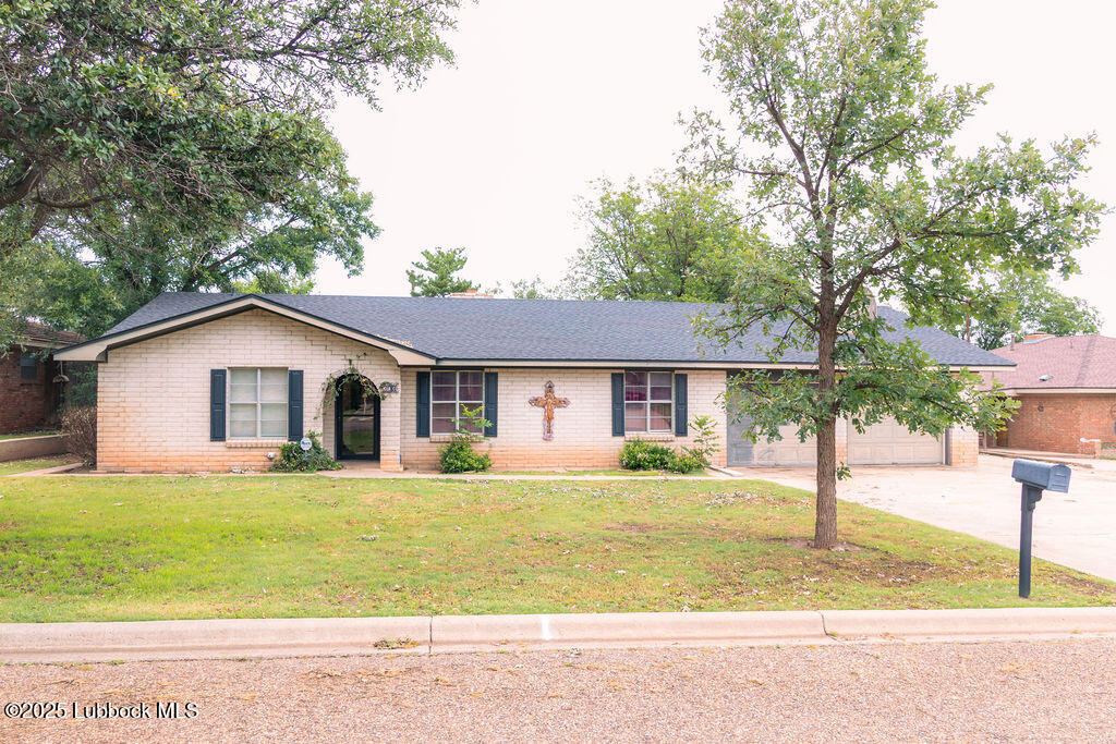 303 Comanche Trail Property Photo 1