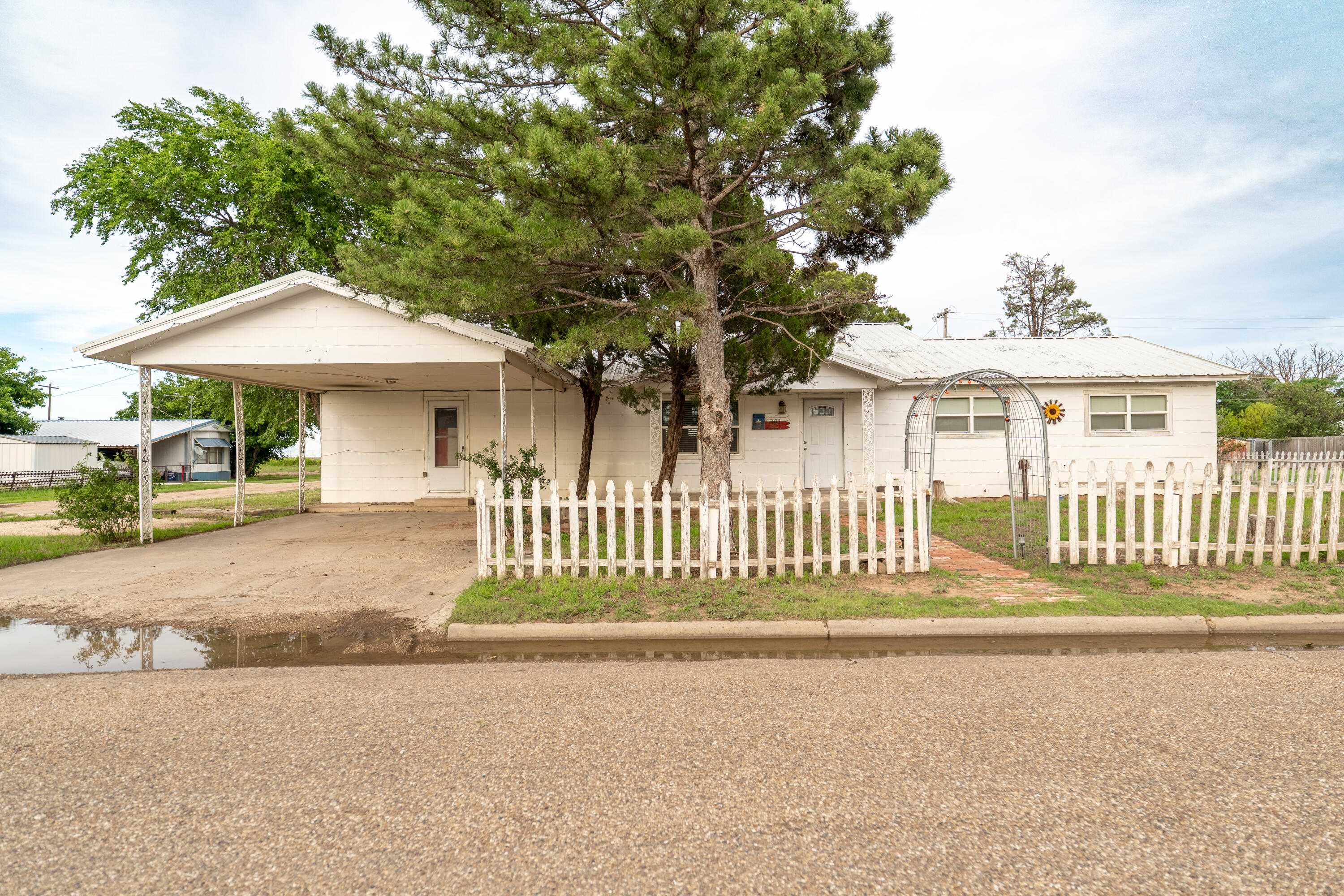 1402 E 5th Property Photo 1