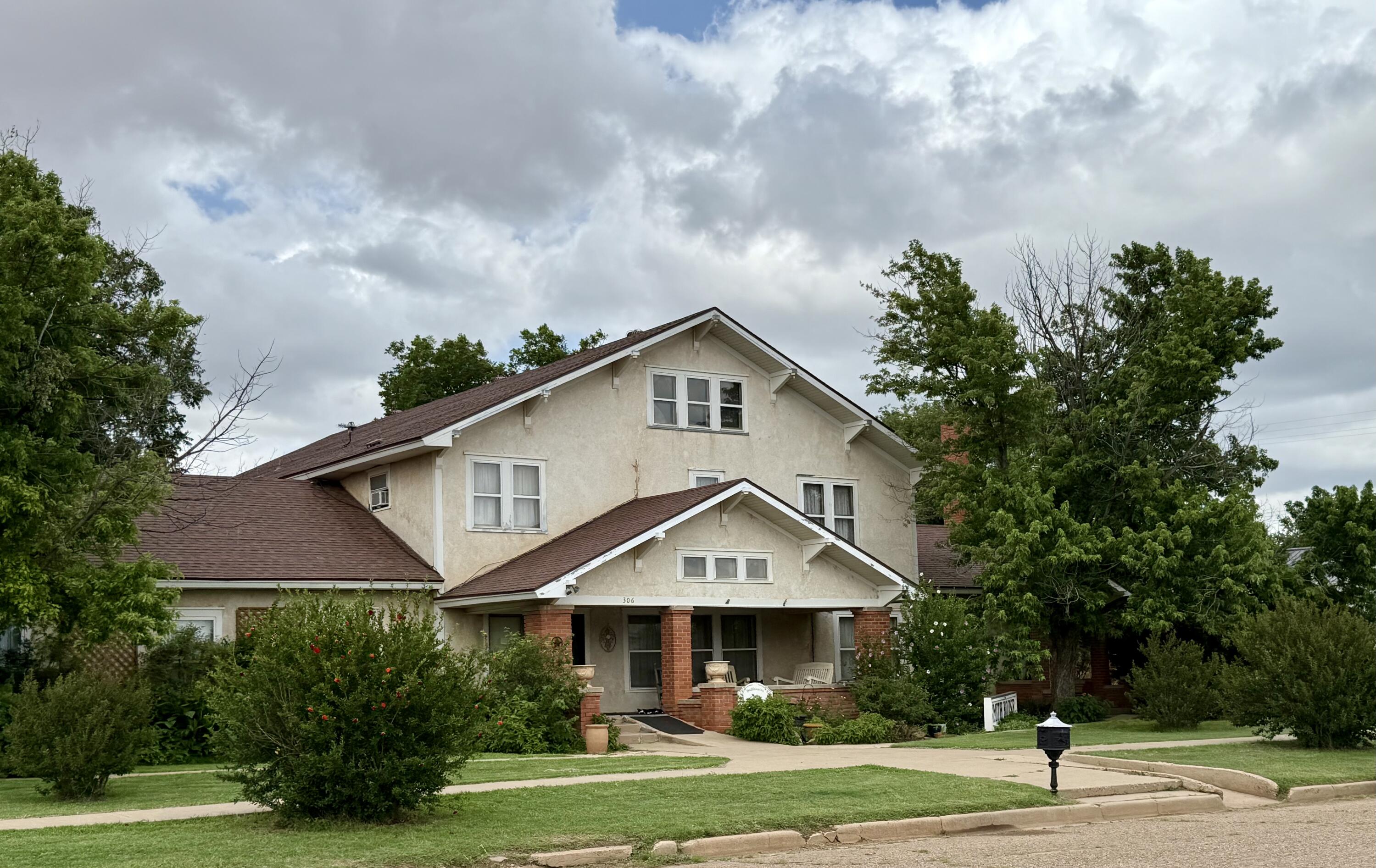 306 W Aspen Property Photo 1