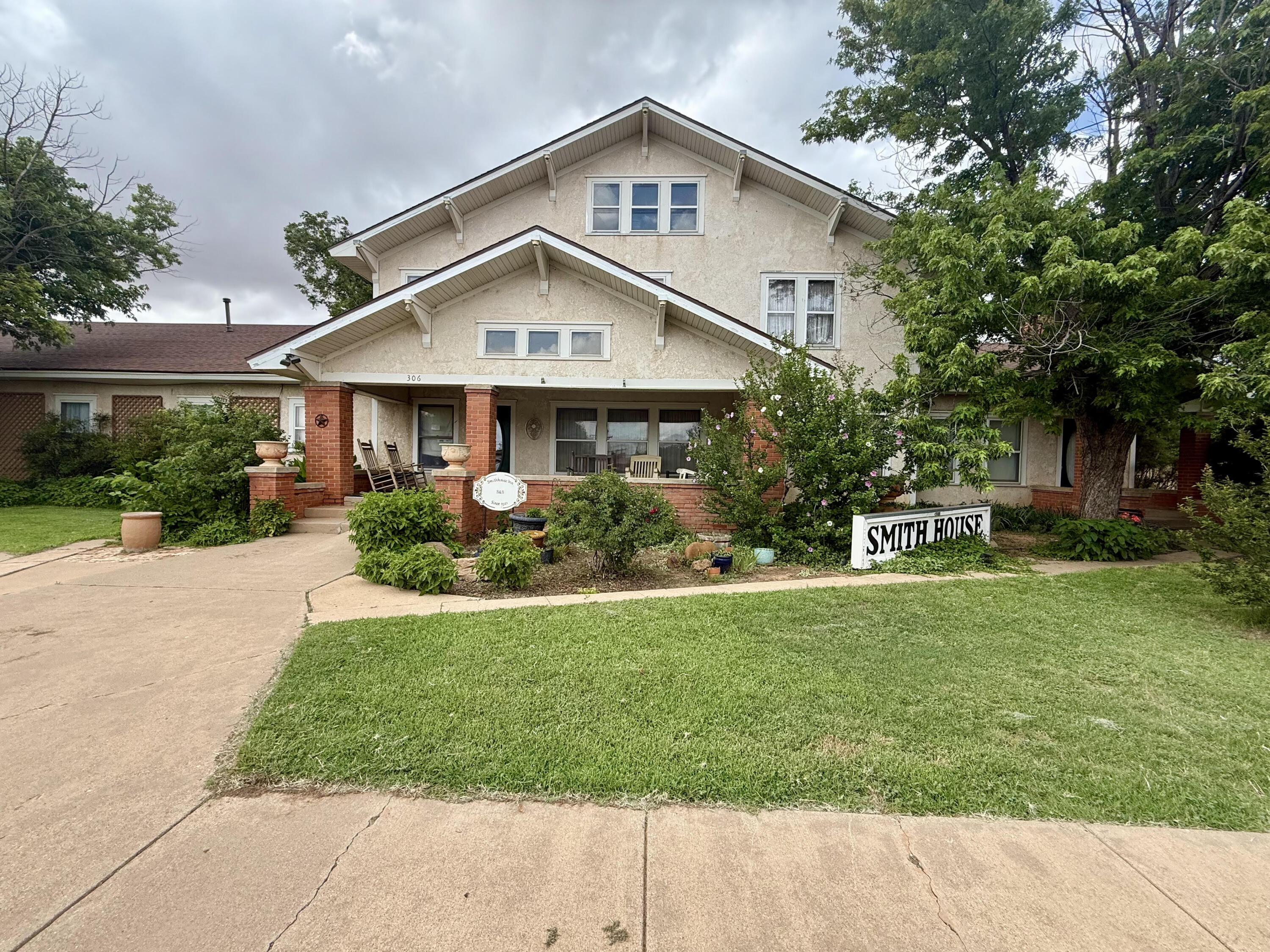 306 W Aspen Property Photo 2