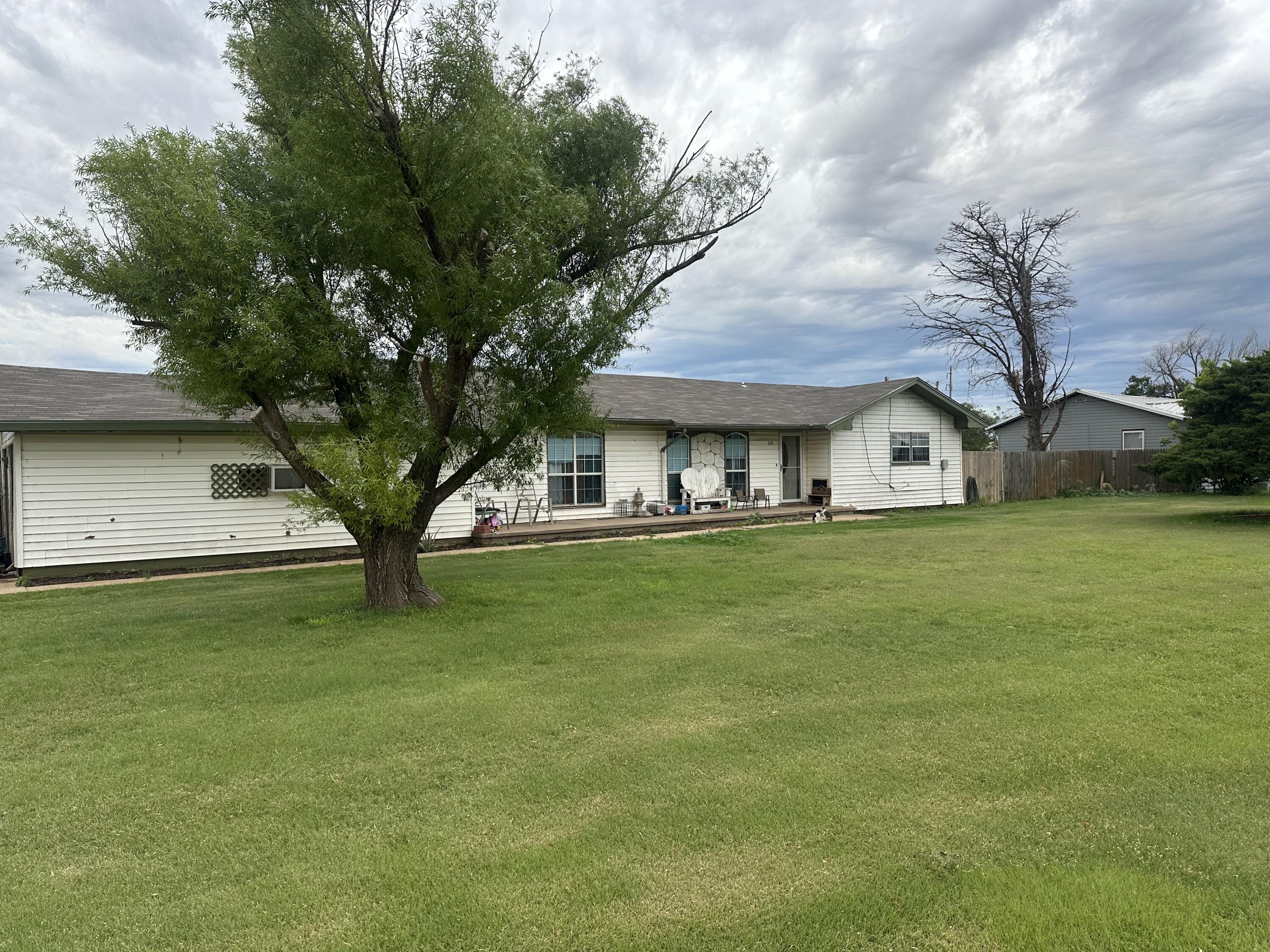 109 E 1st Property Photo 1