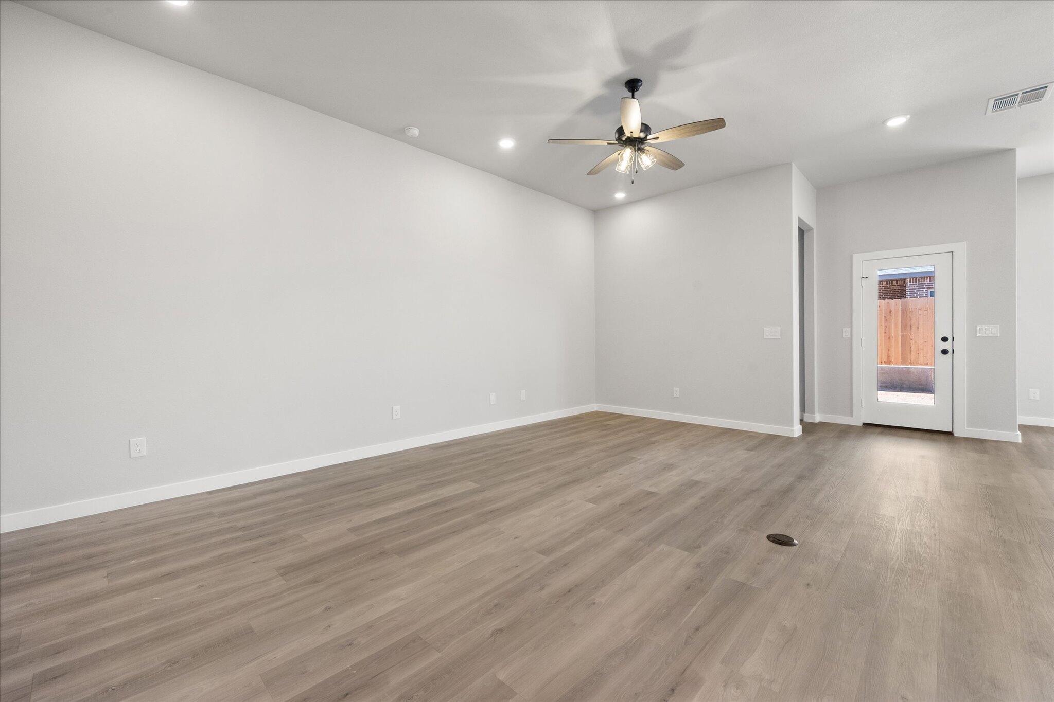 303 E 25th Street Property Photo 4