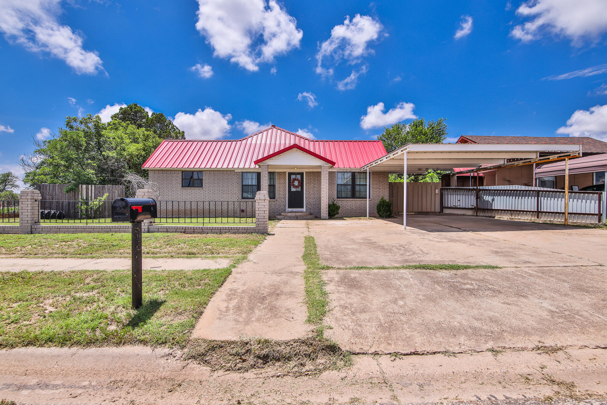 611 S Avenue H Property Photo 1