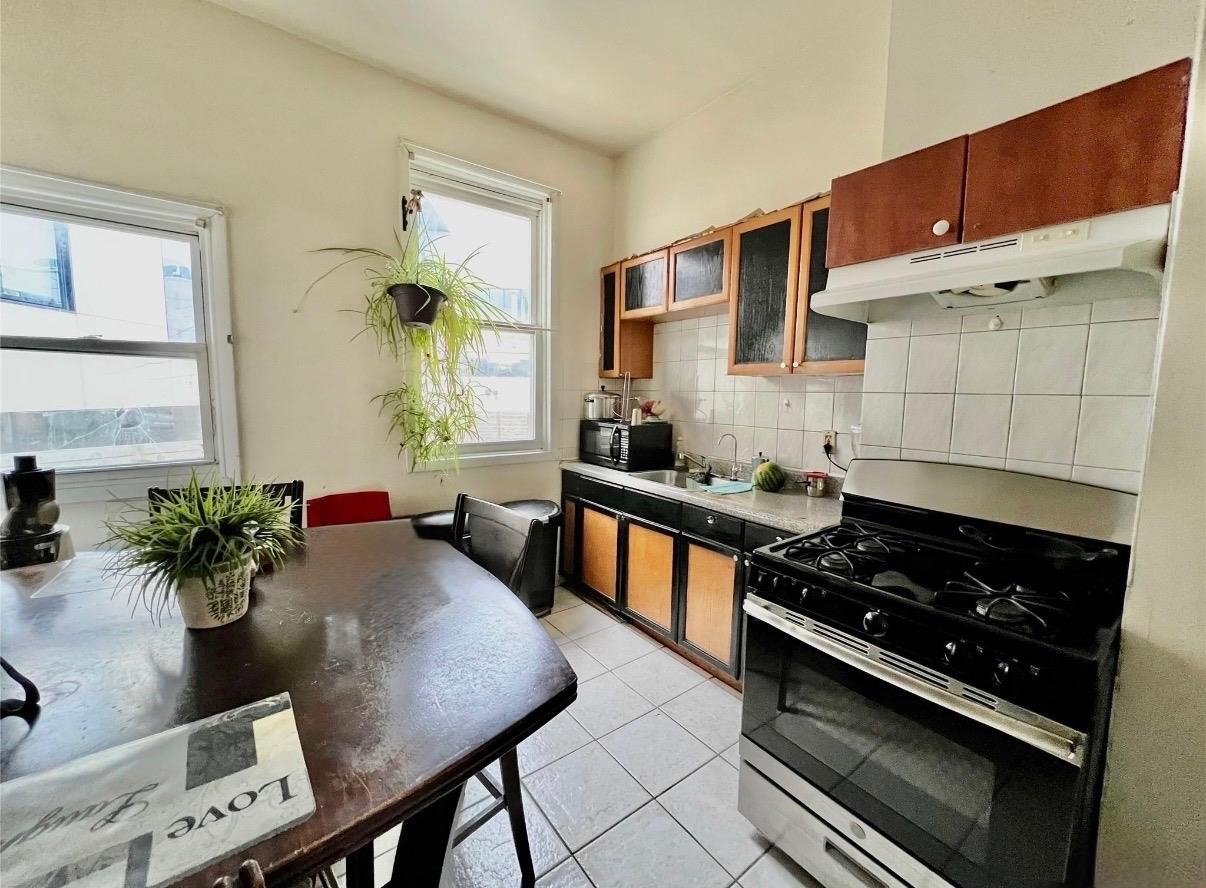 2808 Palisade Ave Property Photo 6