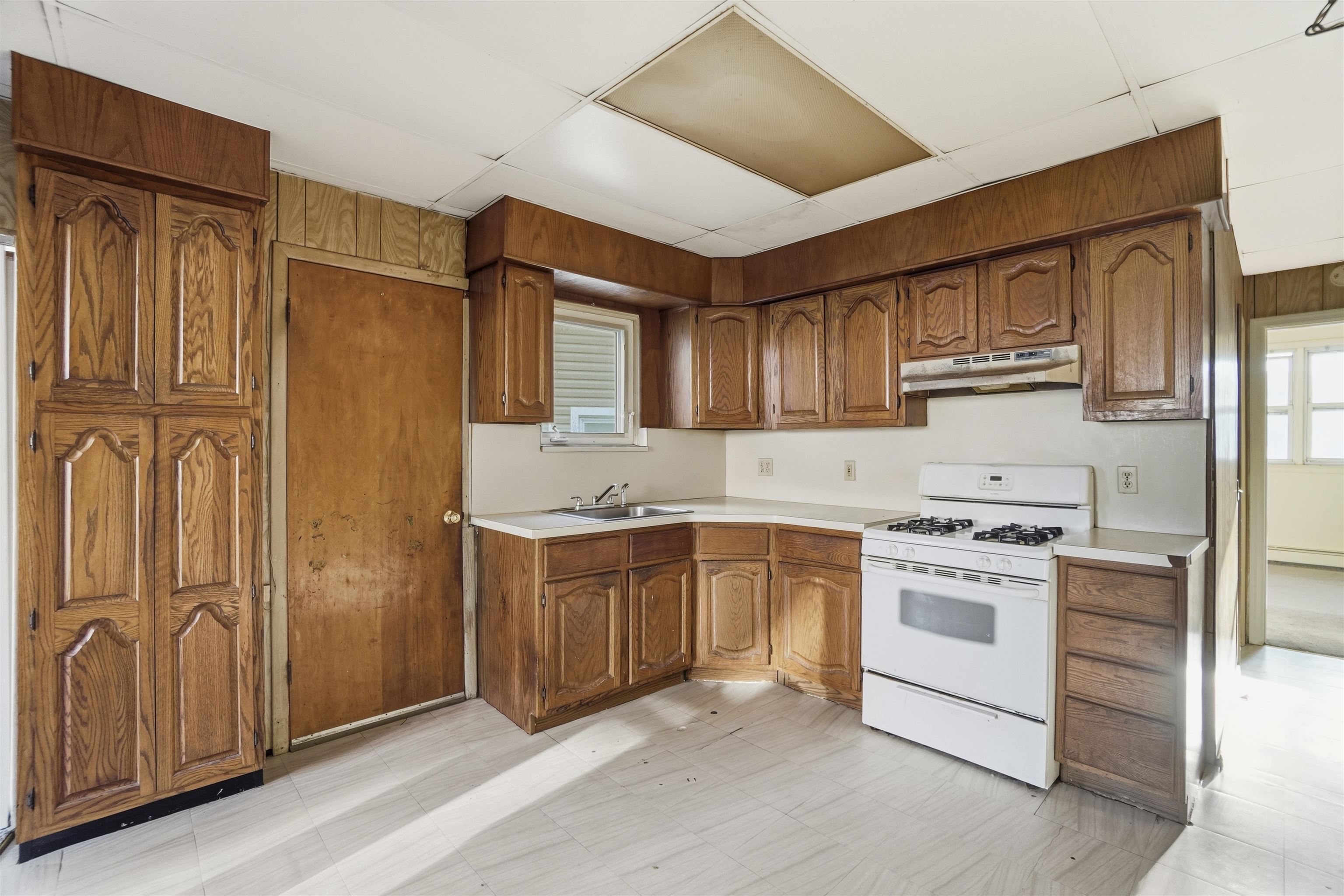 98 West 49th St Property Photo 15