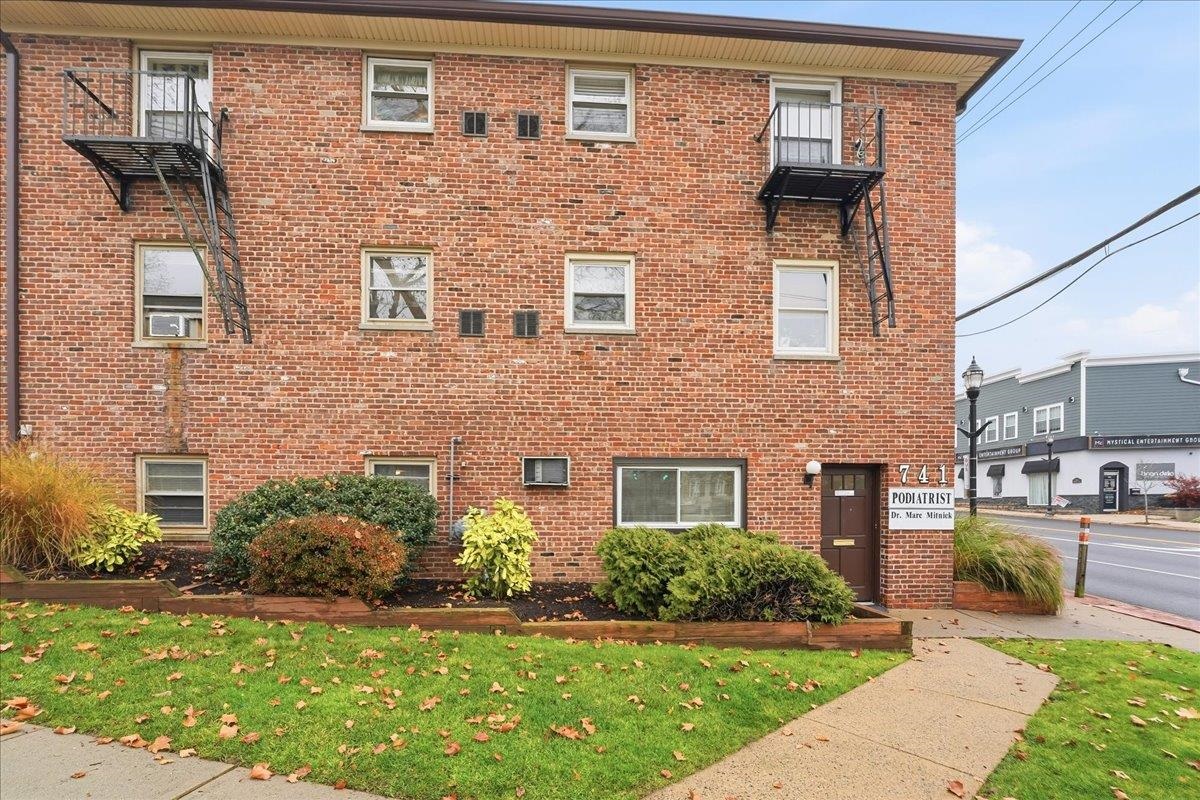 741 Bloomfield Ave Property Photo 18