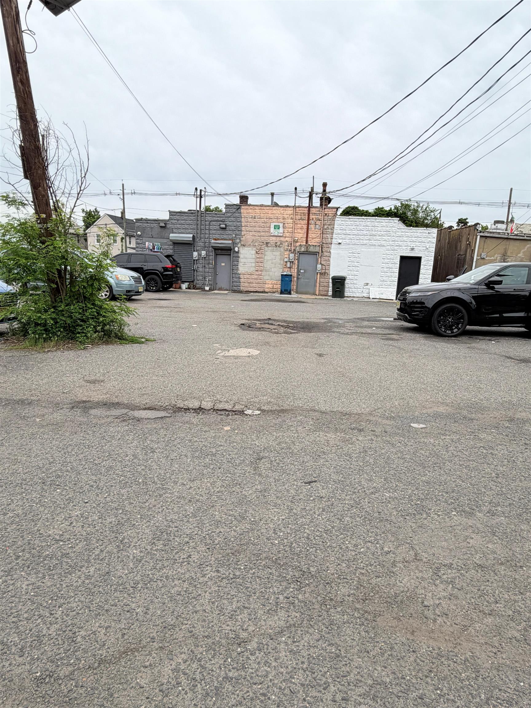 561 Somerset St Property Photo 13