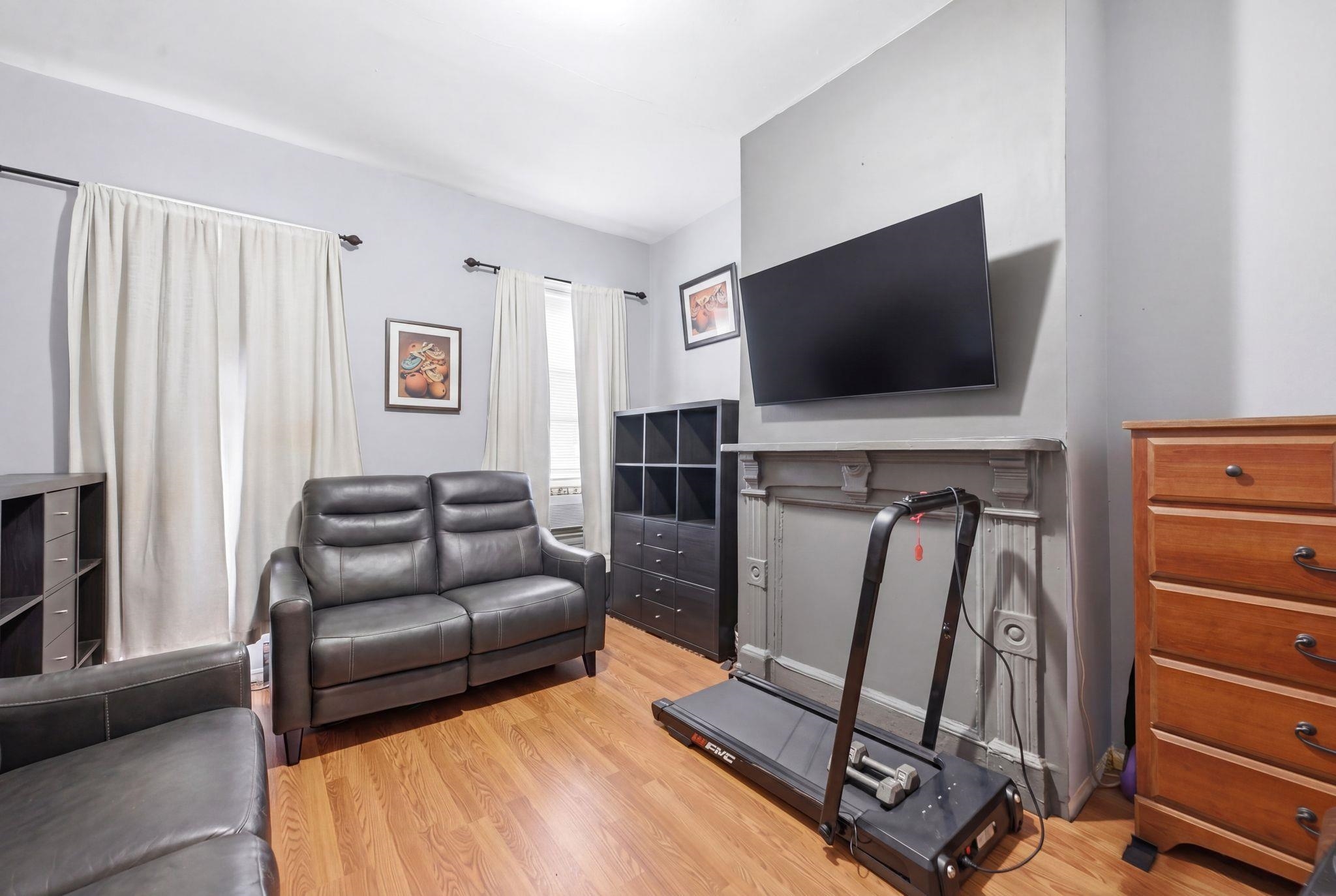 85 Zabriskie St Property Photo 3