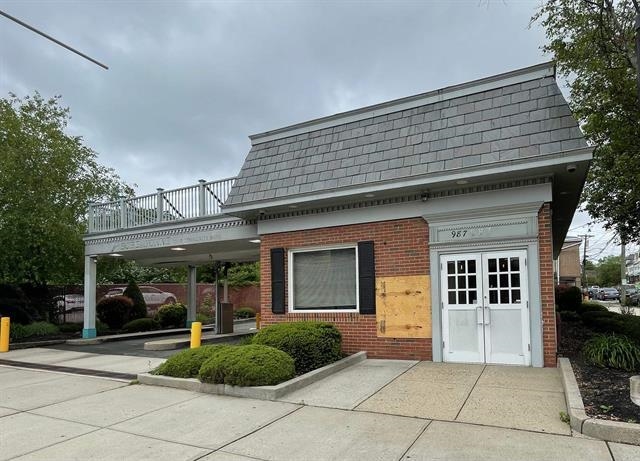 987 BROADWAY Property Photo 1