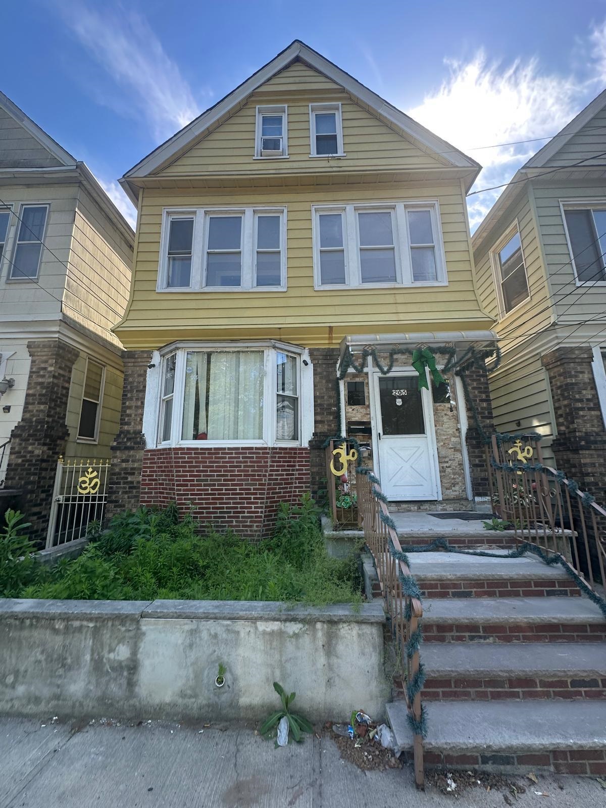205 WINFIELD AVE Property Photo 1
