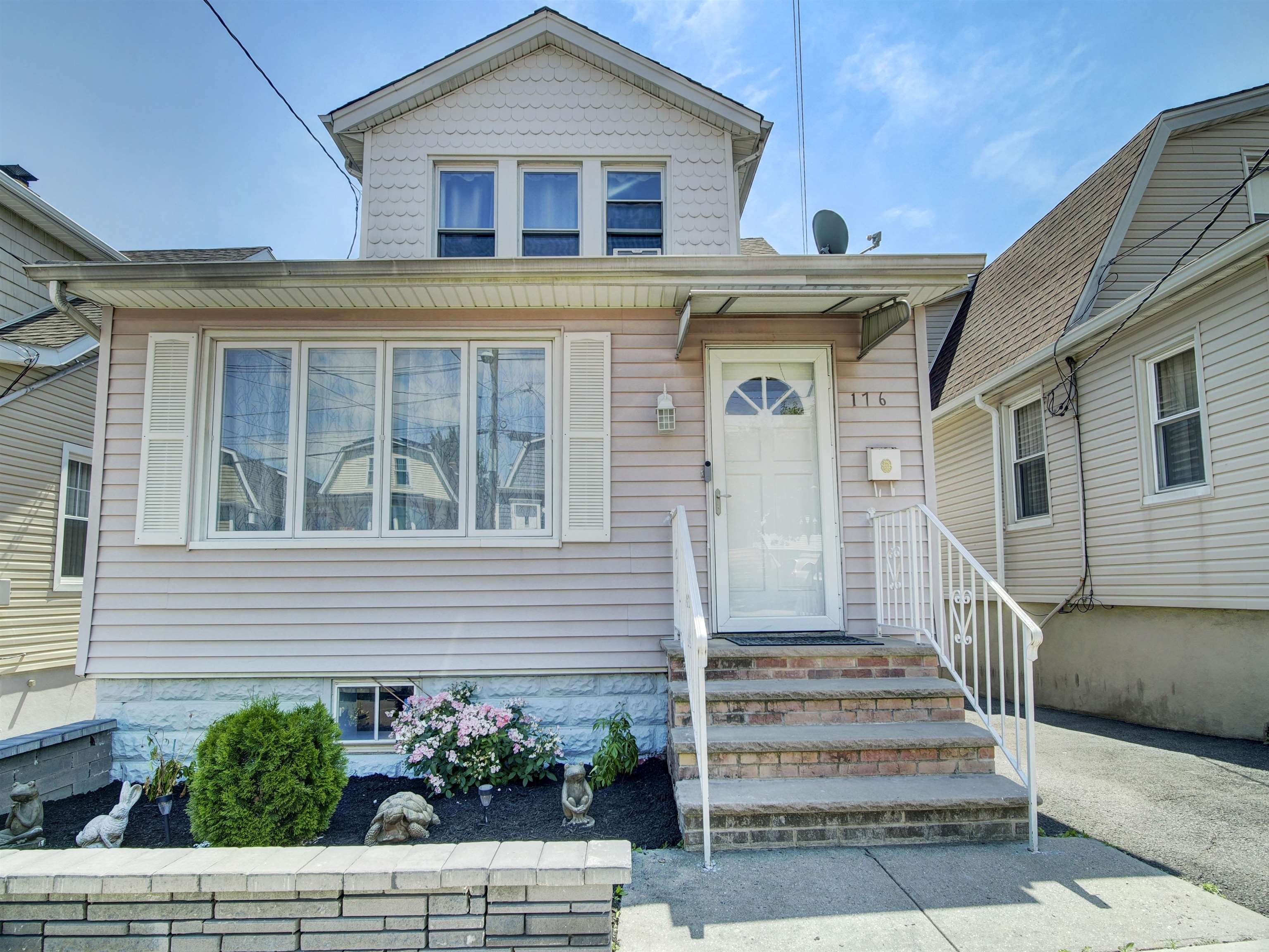 176 FOREST ST Property Photo 1