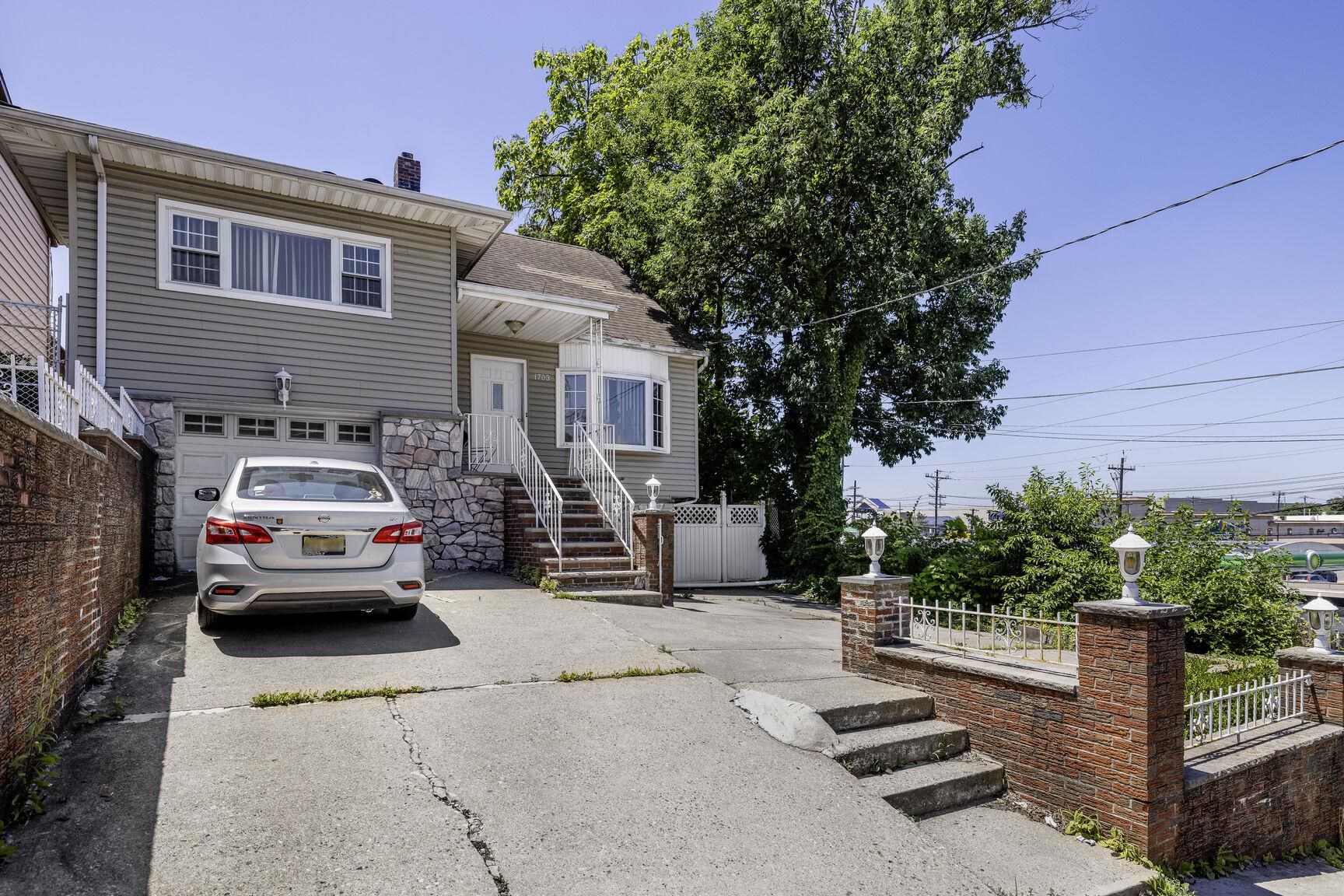1703 81st St Property Photo 4