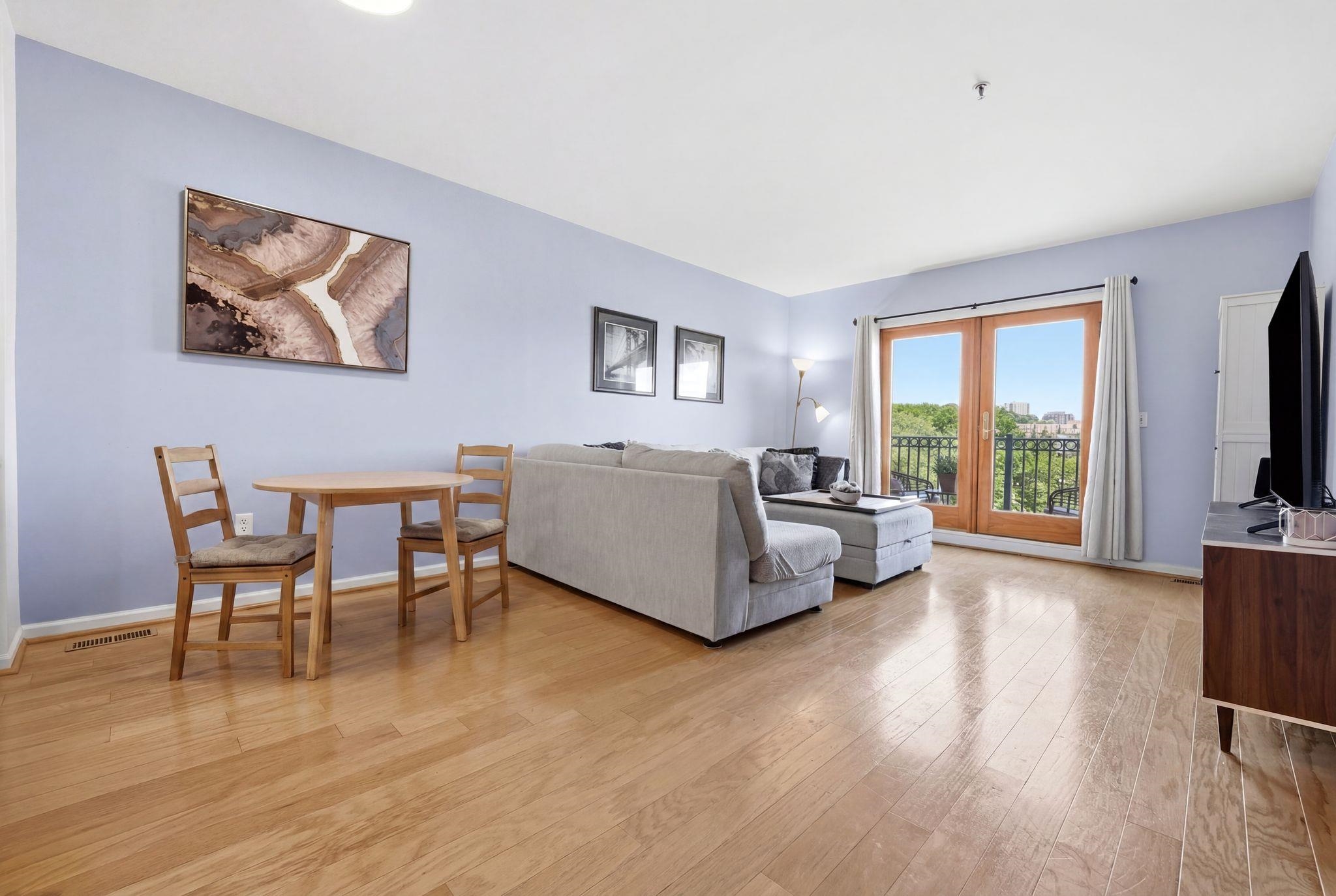 242 The Promenade 242 Property Photo 2