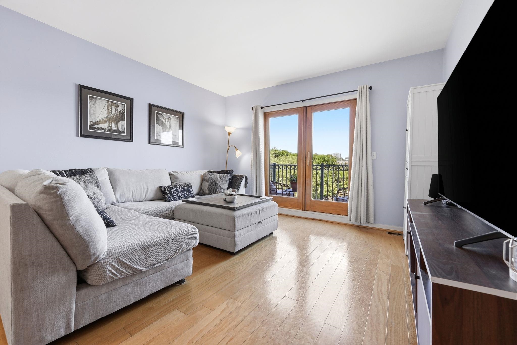 242 The Promenade 242 Property Photo 3