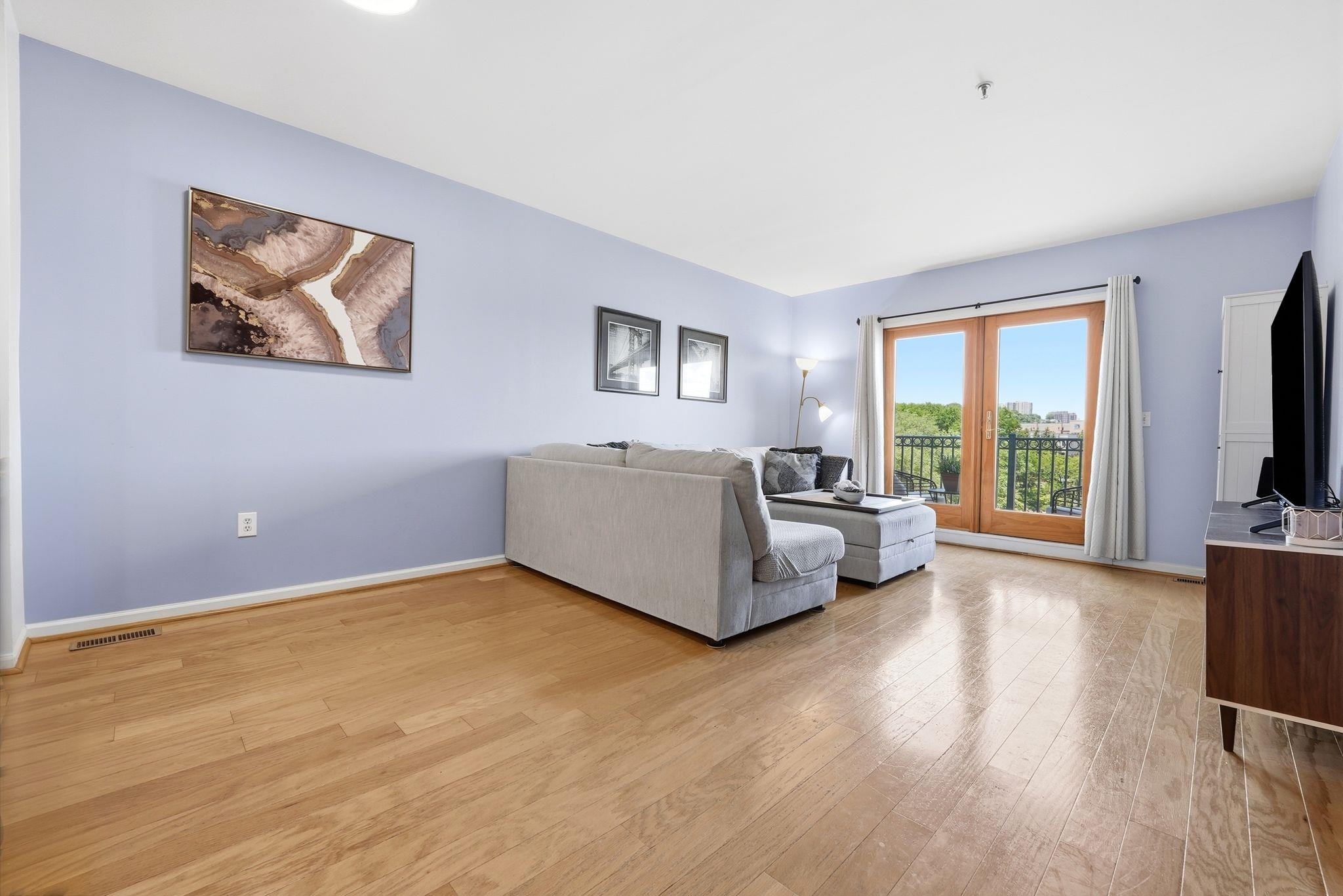 242 The Promenade 242 Property Photo 4
