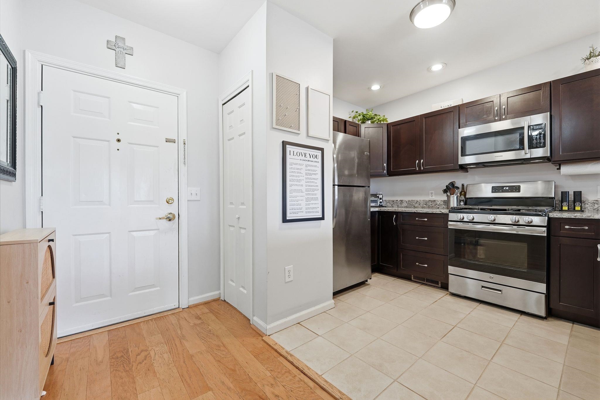 242 The Promenade 242 Property Photo 12