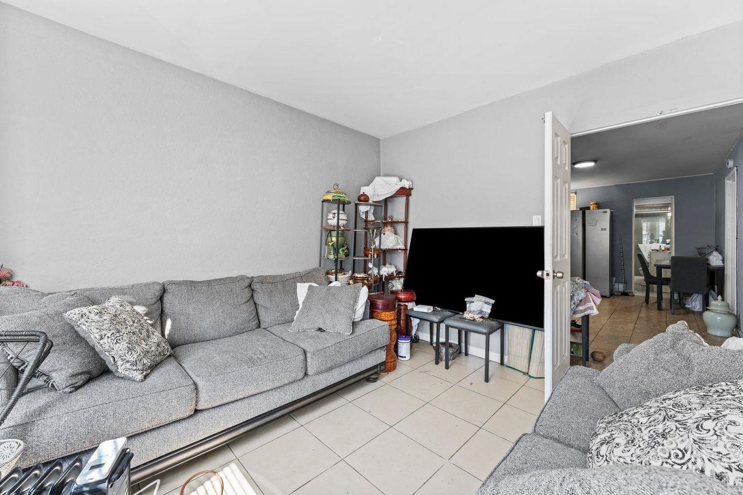 6113 Washington St Property Photo 8