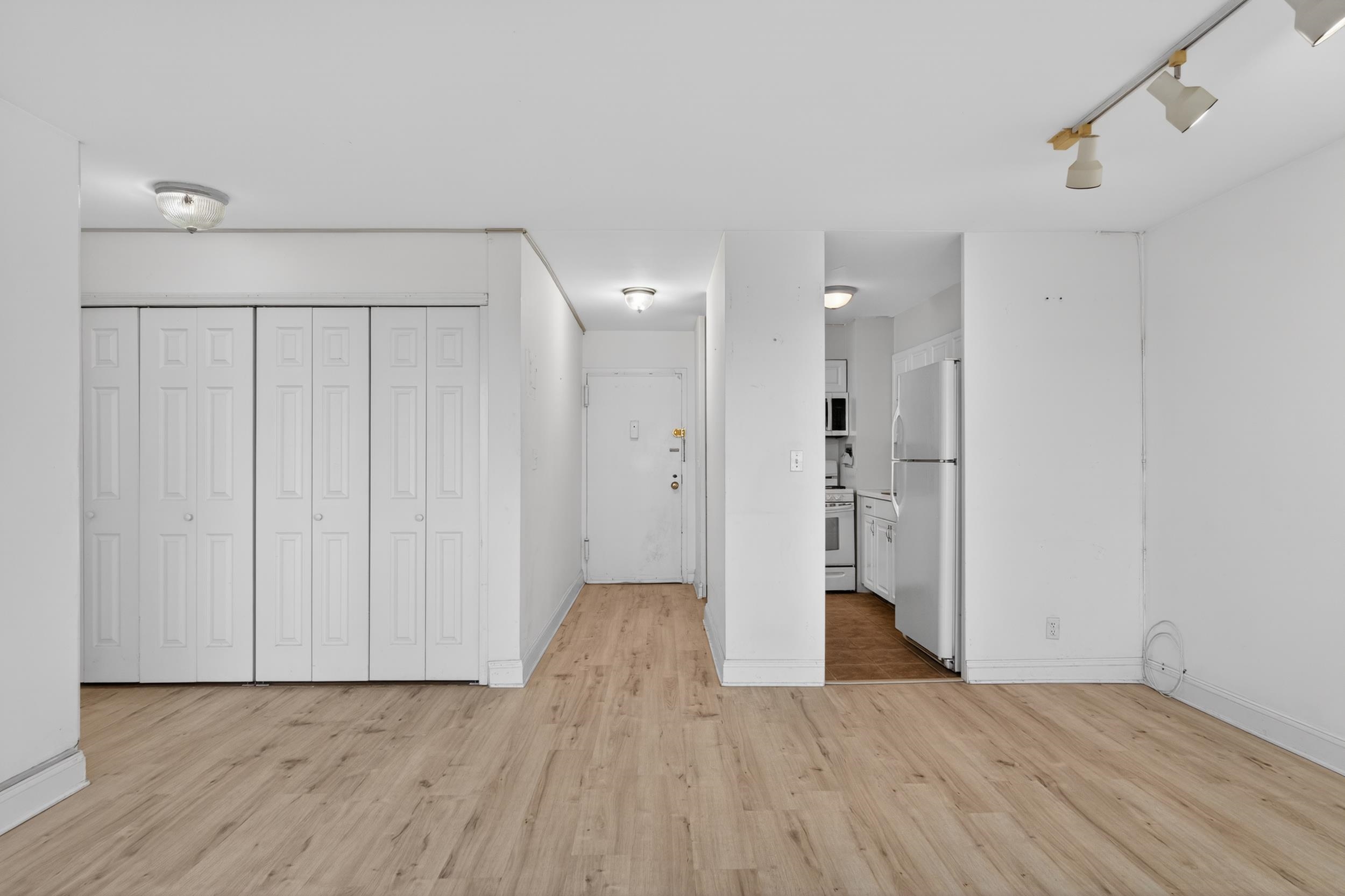 135 Montgomery St 18c Property Photo 3