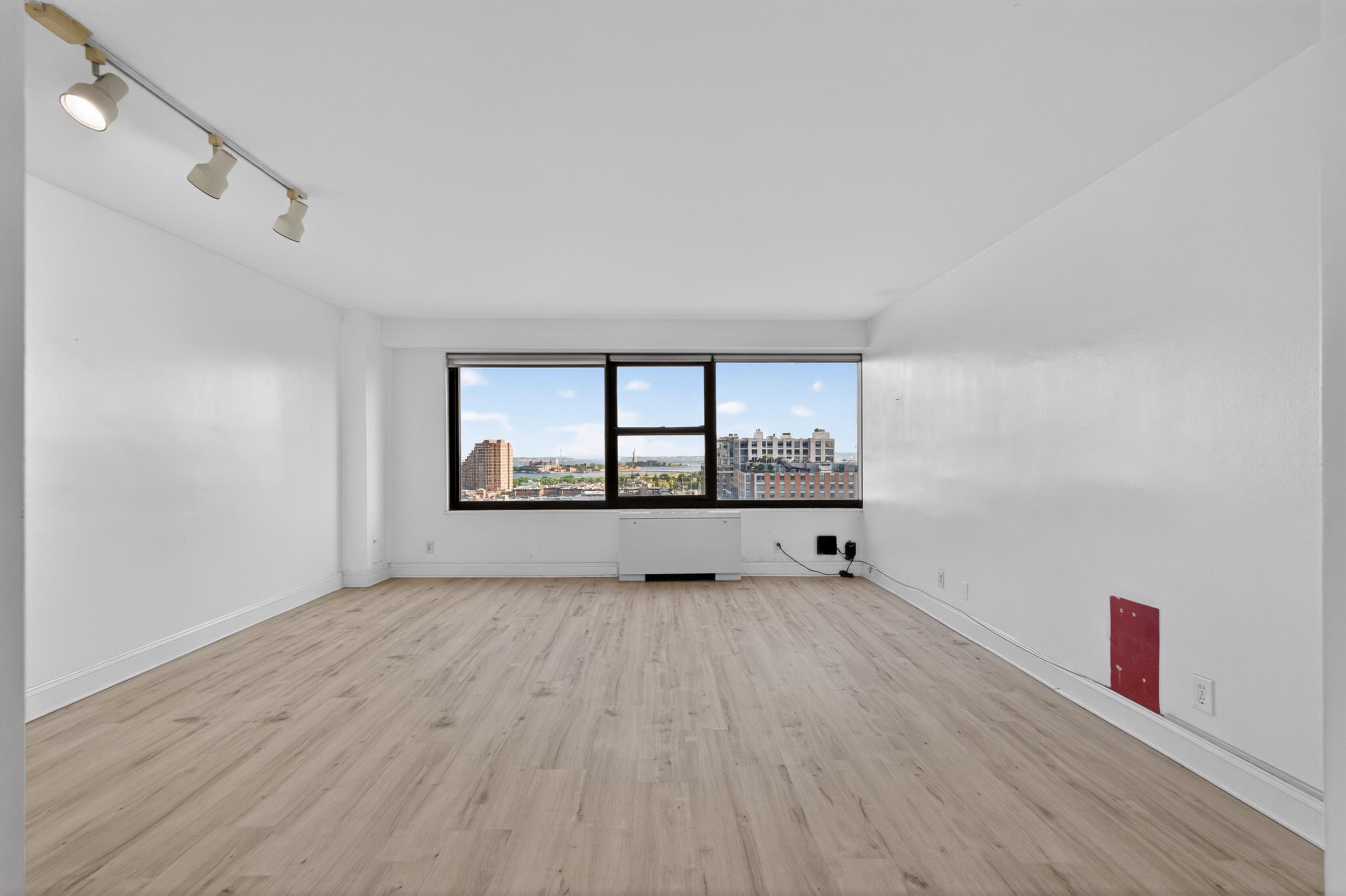 135 Montgomery St 18c Property Photo 4