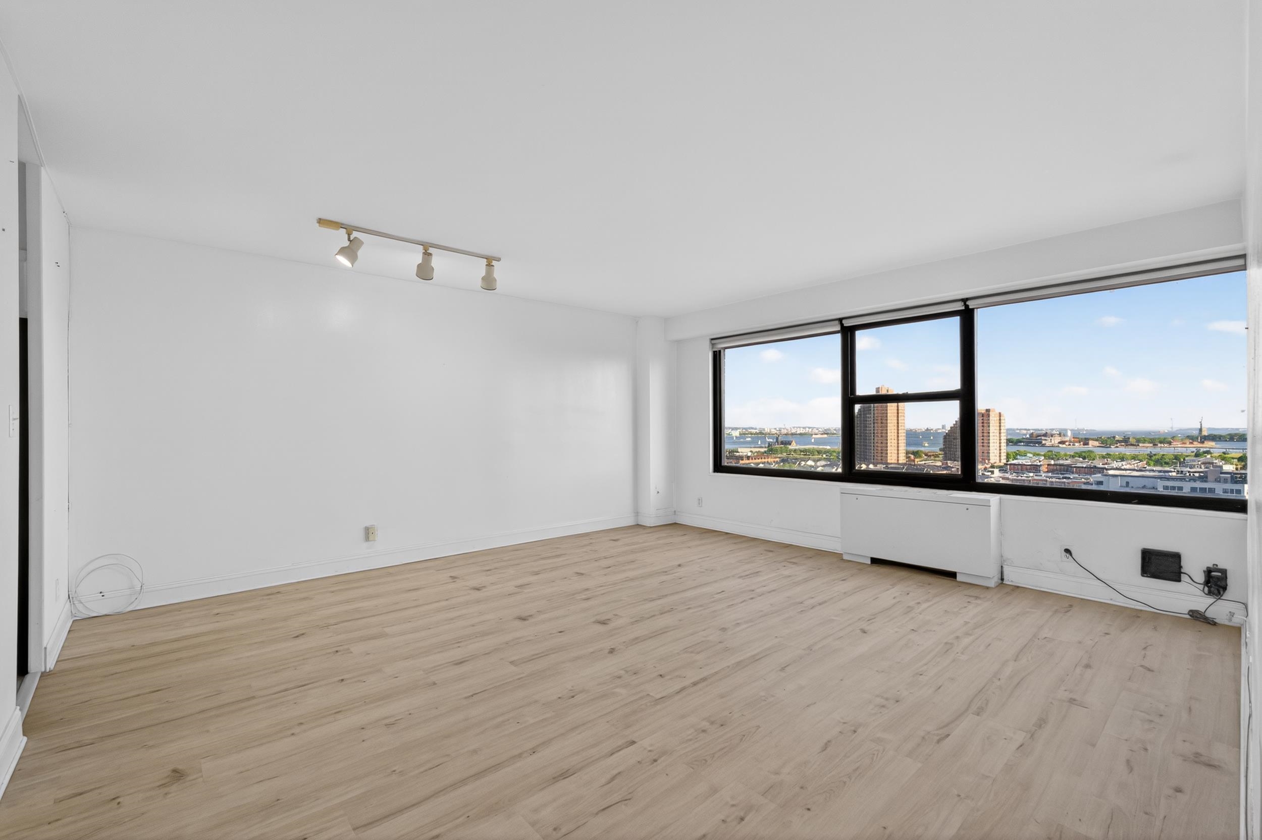 135 Montgomery St 18c Property Photo 5