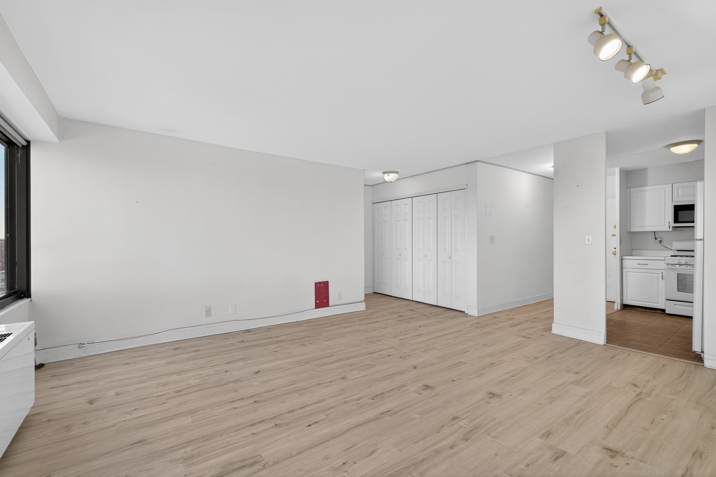 135 Montgomery St 18c Property Photo 7