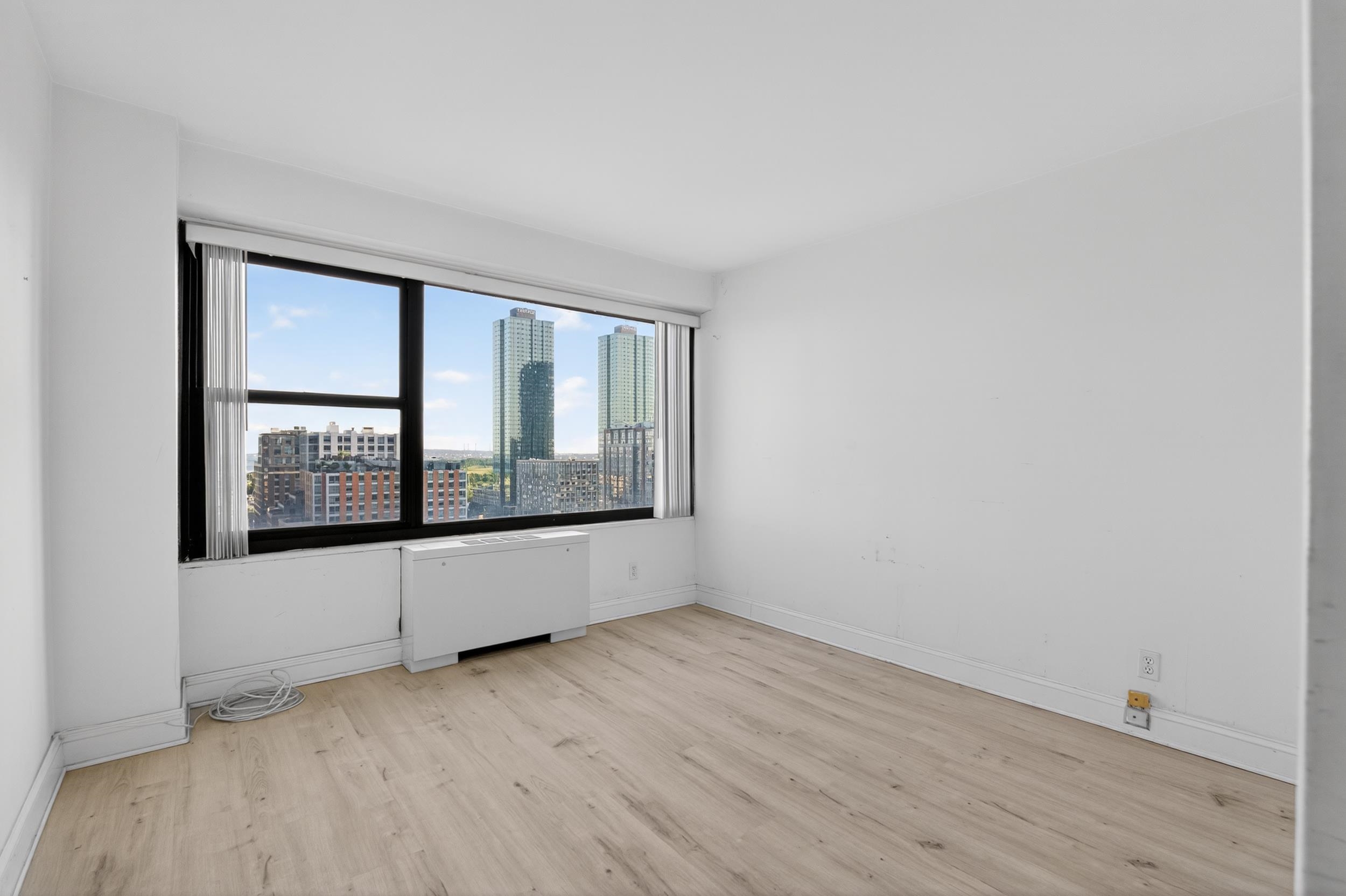 135 Montgomery St 18c Property Photo 8
