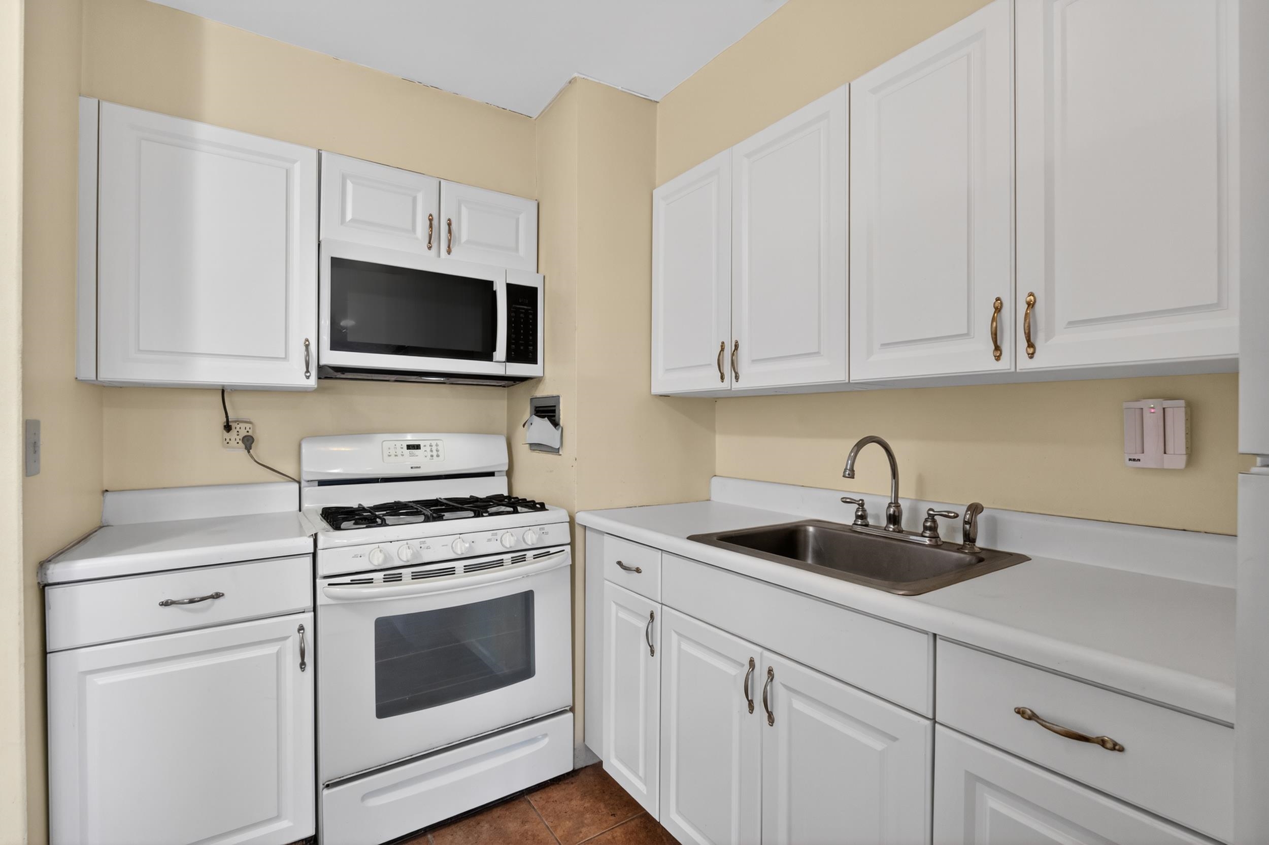 135 Montgomery St 18c Property Photo 11