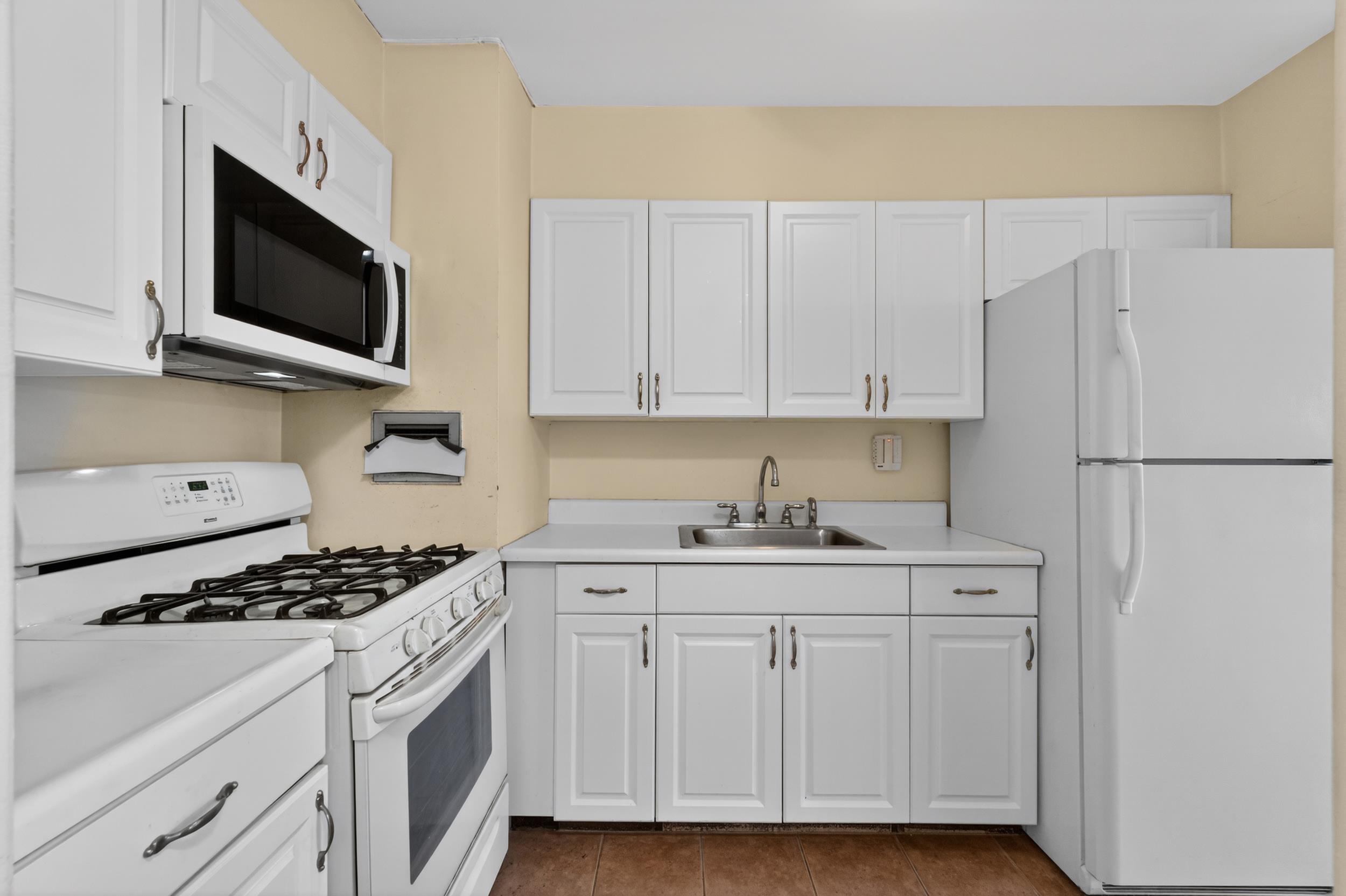 135 Montgomery St 18c Property Photo 12